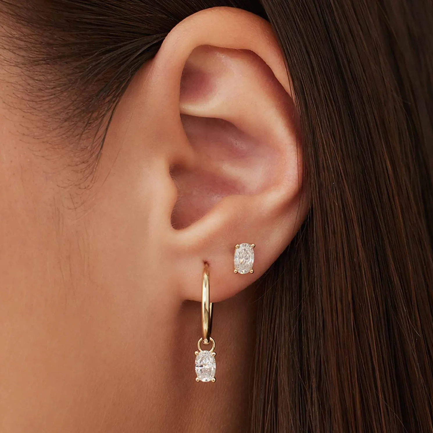 Baguette Genevieve 14 karaat gouden creolen met witte zirkonia steen