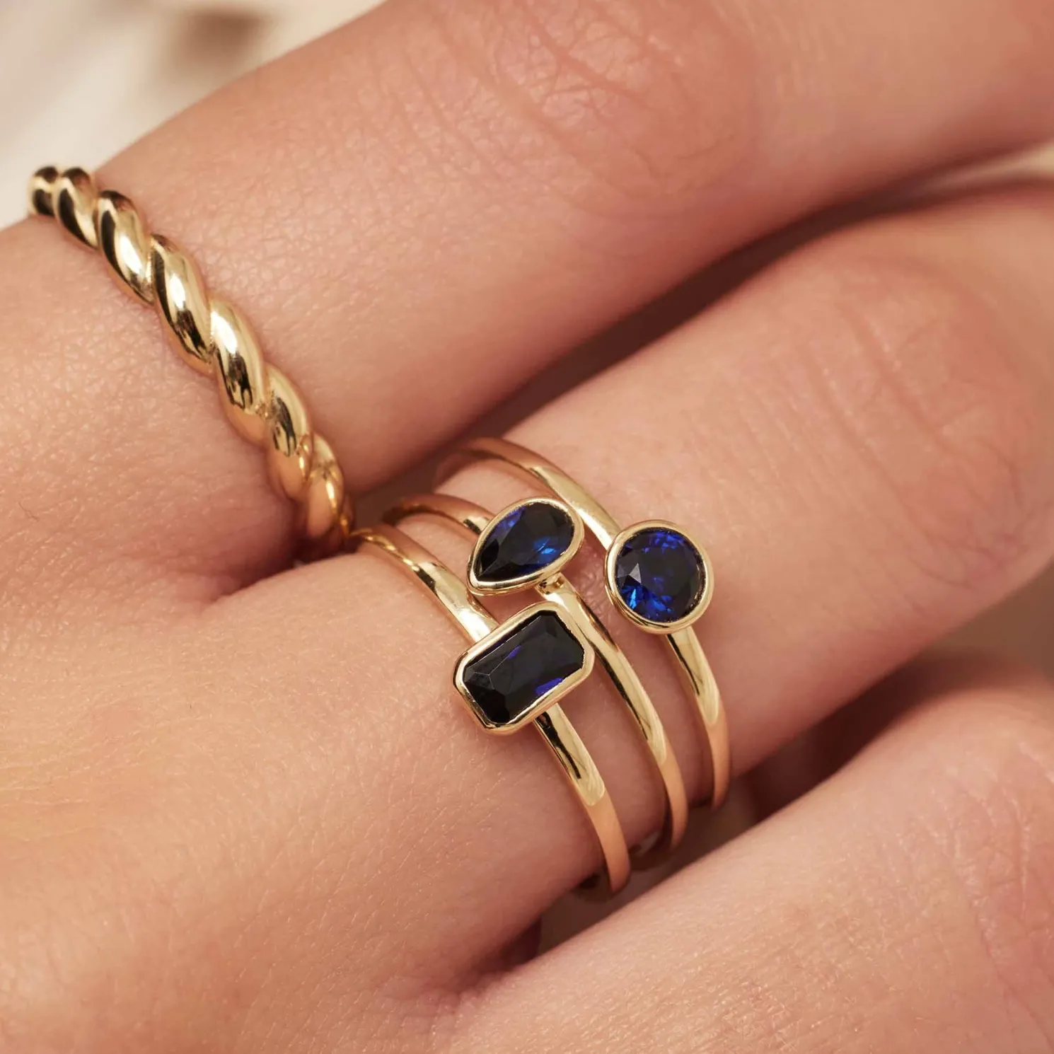 Baguette Nila 14 karaat gouden ring met blauwe zirkonia steen
