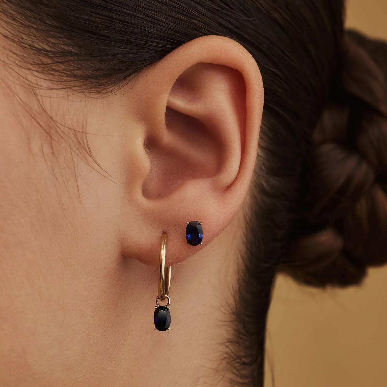 Baguette Nila 14 karaat gouden creolen met blauwe zirkonia steen