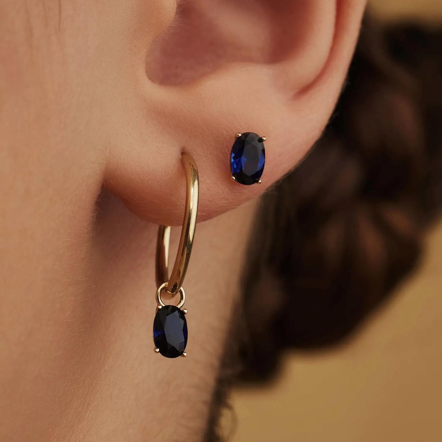 Baguette Nila 14 karaat gouden creolen met blauwe zirkonia steen