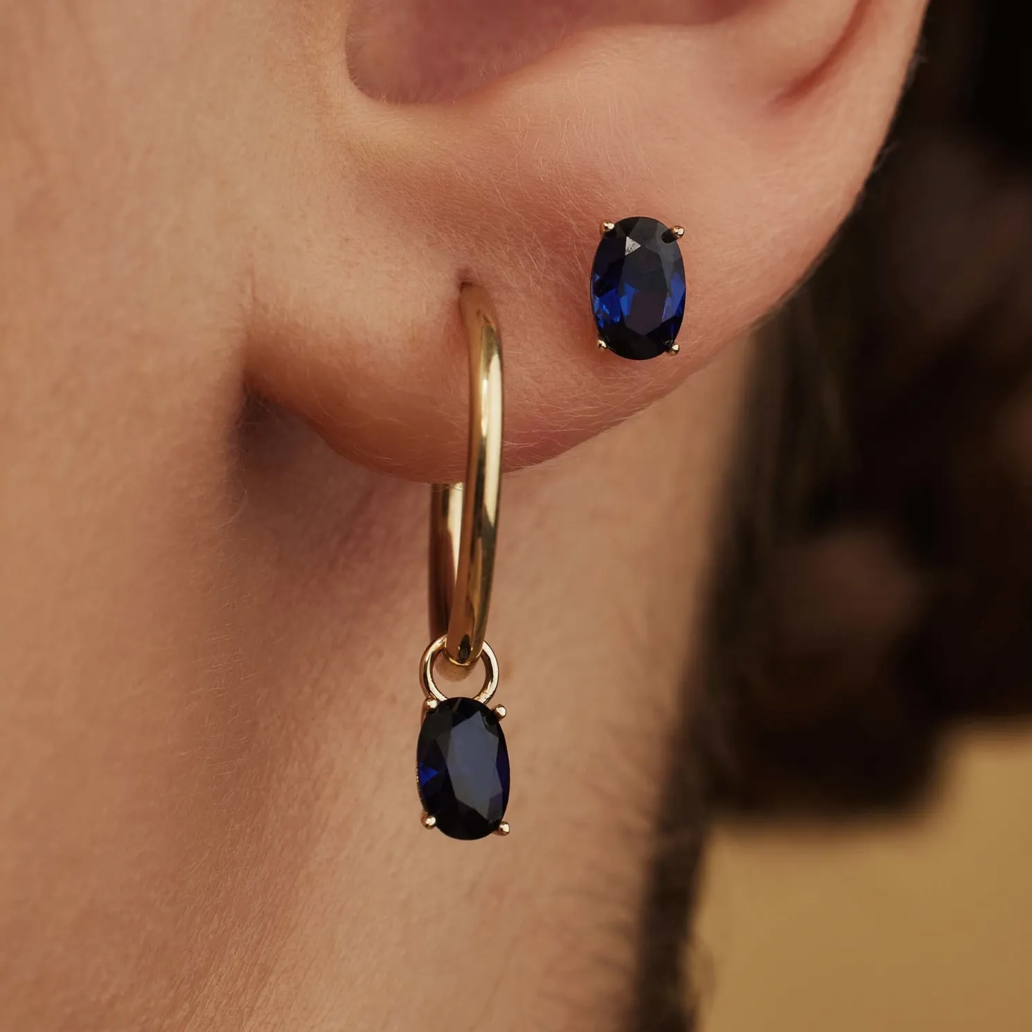 Baguette Nila 14 karaat gouden creolen met blauwe zirkonia steen