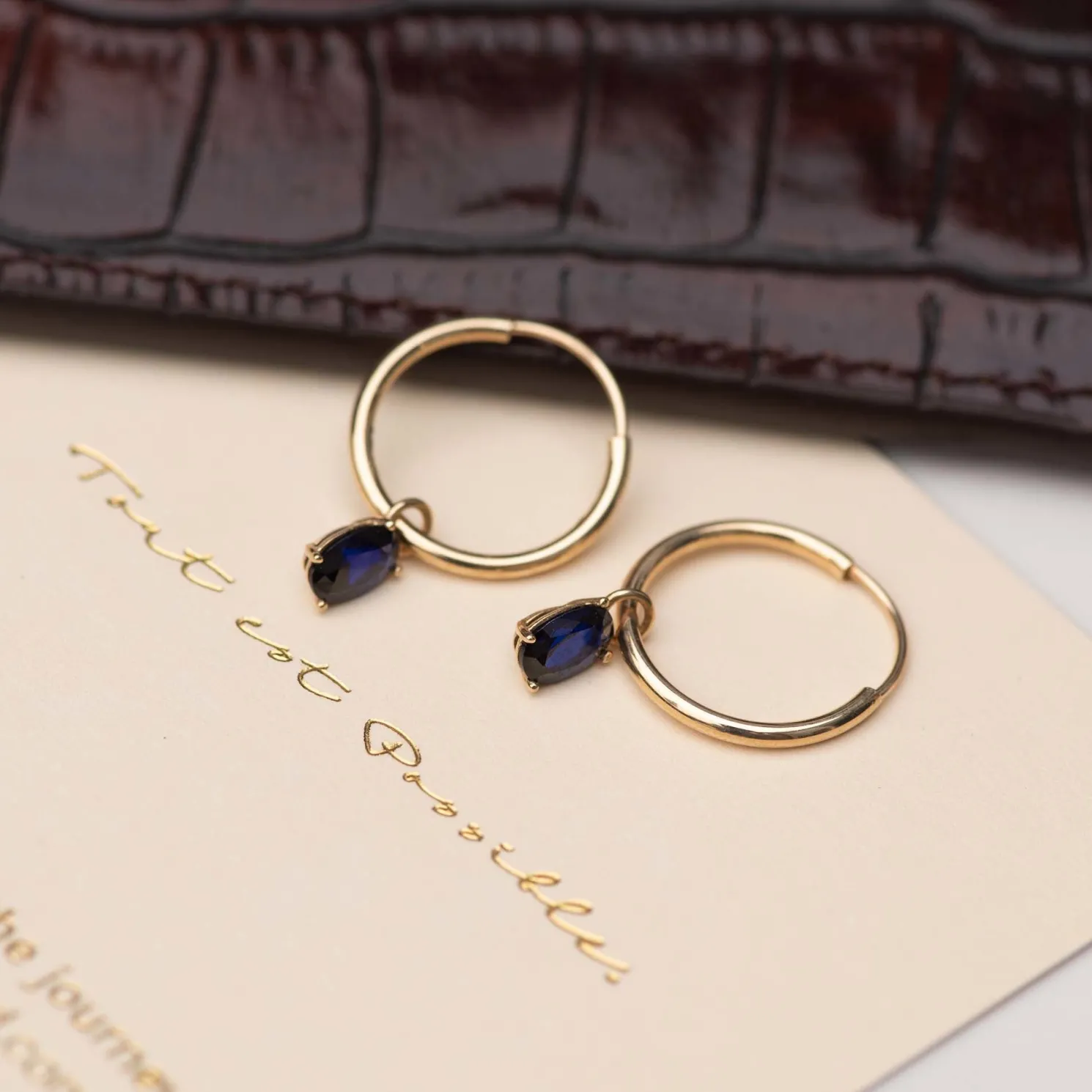 Baguette Nila 14 karaat gouden creolen met blauwe zirkonia steen