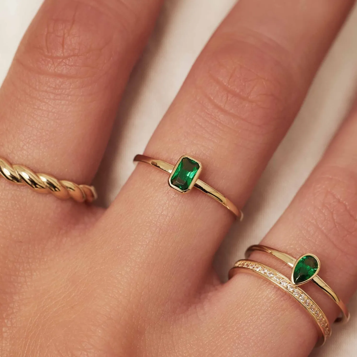 Baguette Olivia 14 karaat gouden ring met groene zirkonia steen