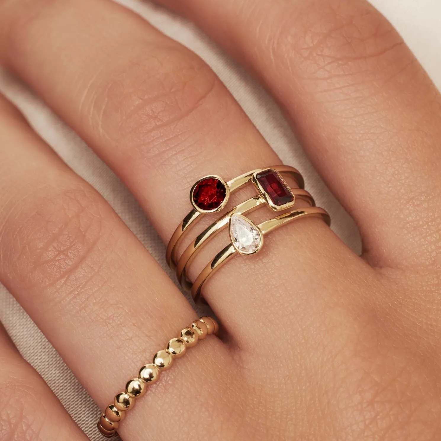 Baguette Roux 14 karaat gouden ring met rode zirkonia steen