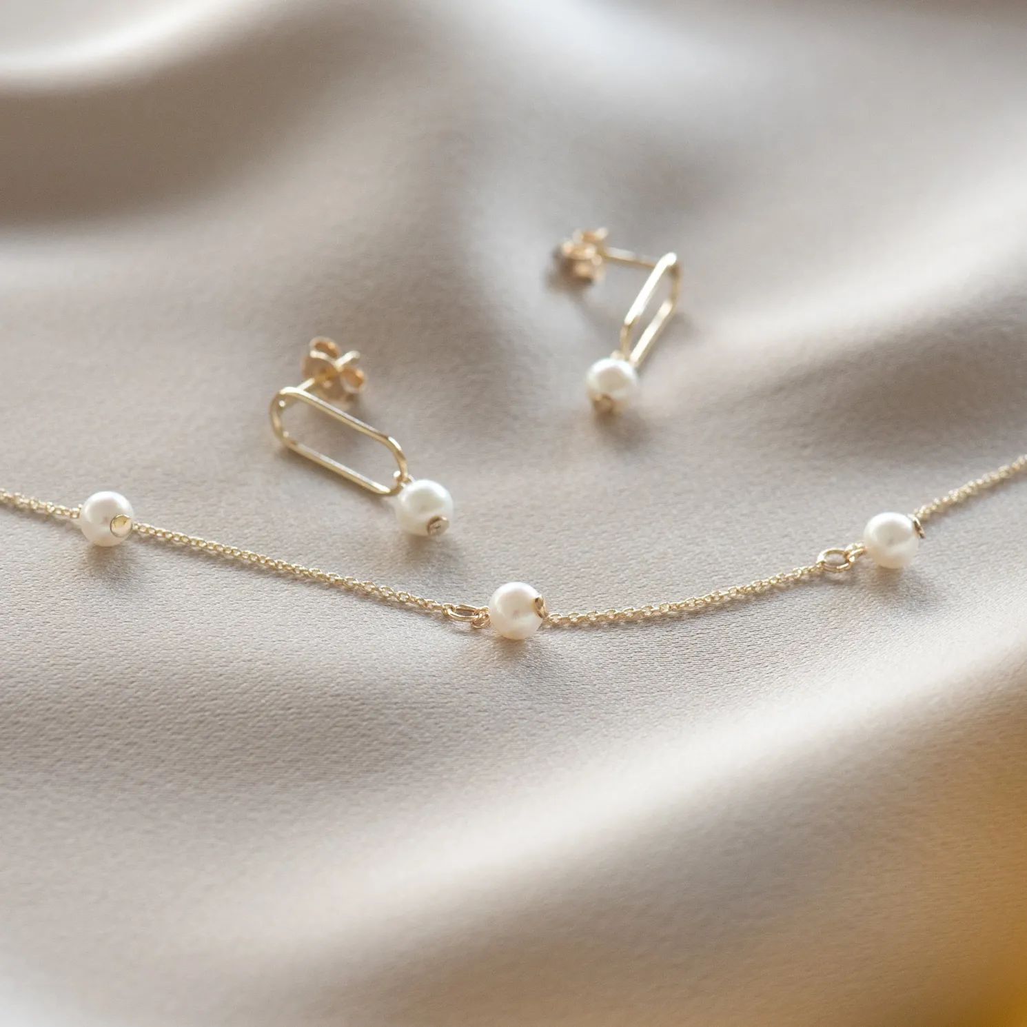 Belleville Luna 14 karaat gouden oorknoppen met zoetwaterparel