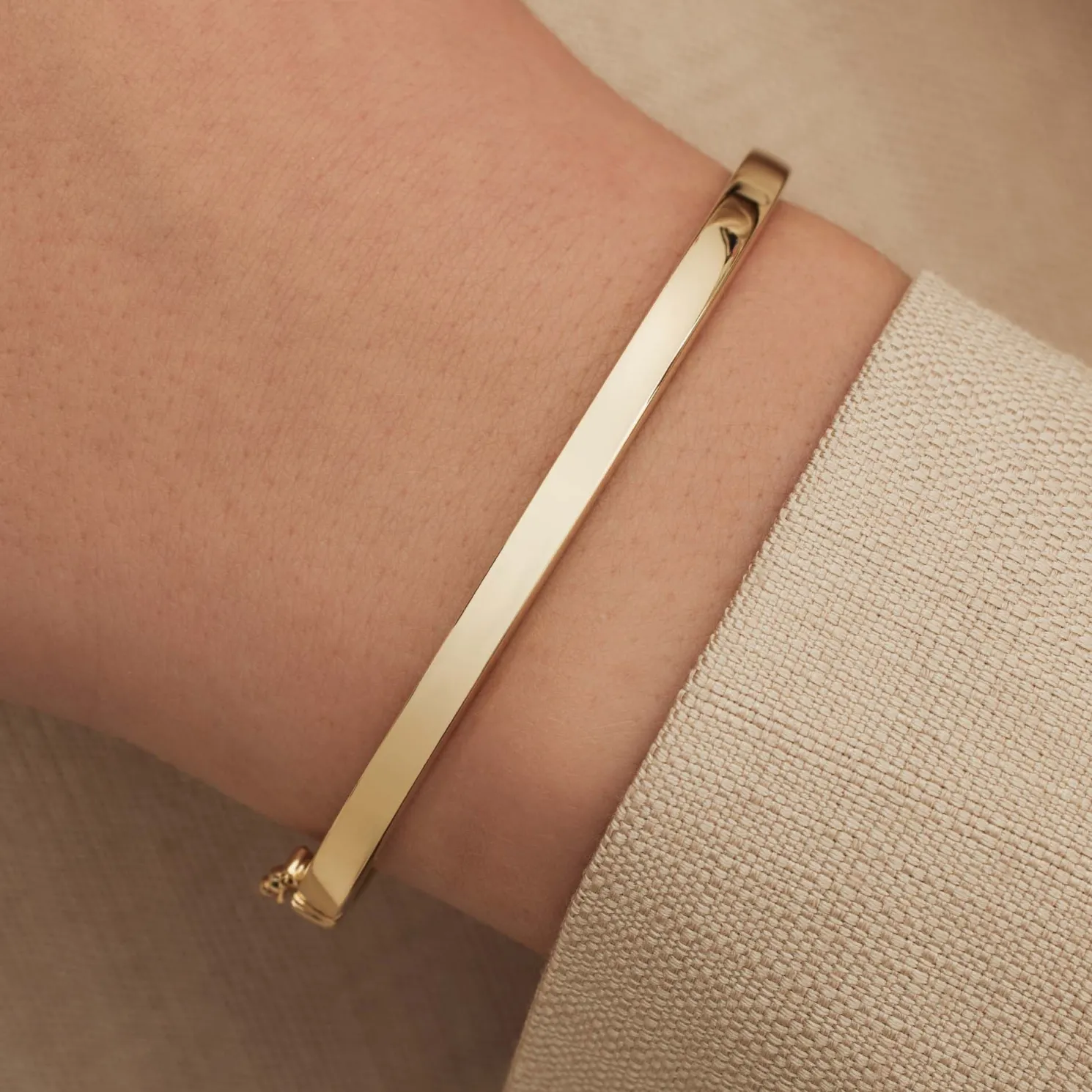 Cour d'Honneur Clara 14 karaat gouden bangle met rechthoekige rand