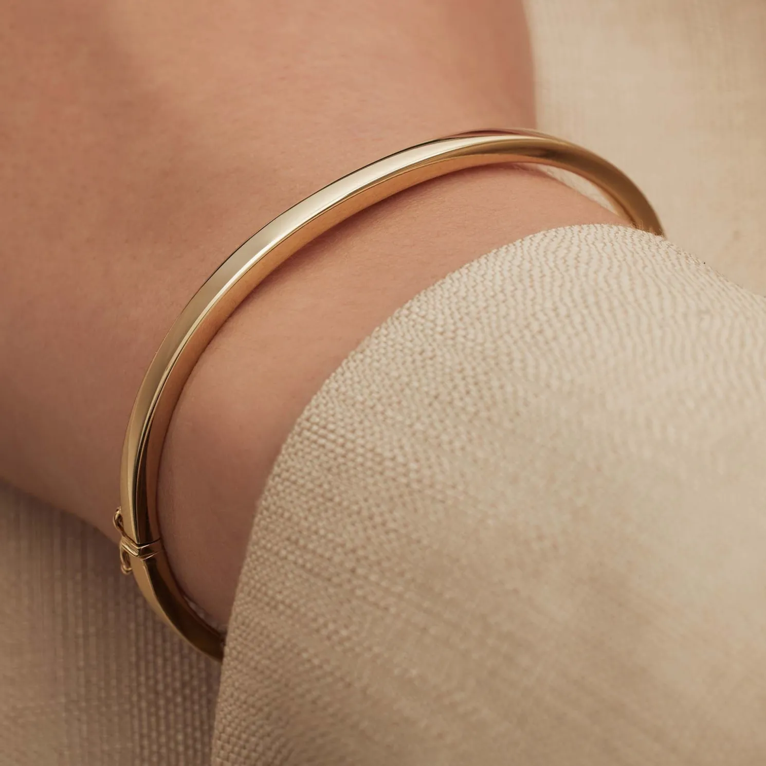 Cour d'Honneur Clara 14 karaat gouden bangle met rechthoekige rand