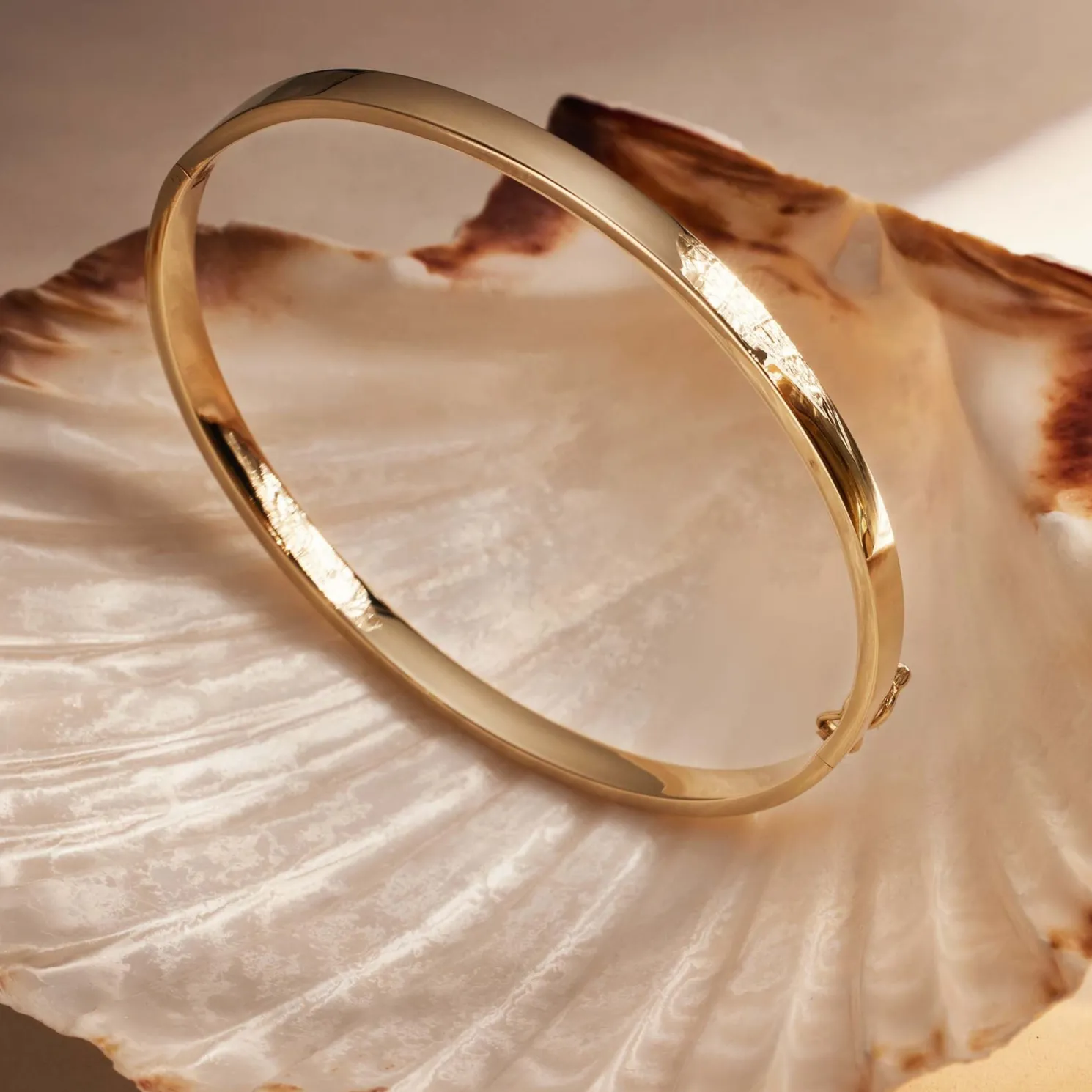 Cour d'Honneur Clara 14 karaat gouden bangle met rechthoekige rand