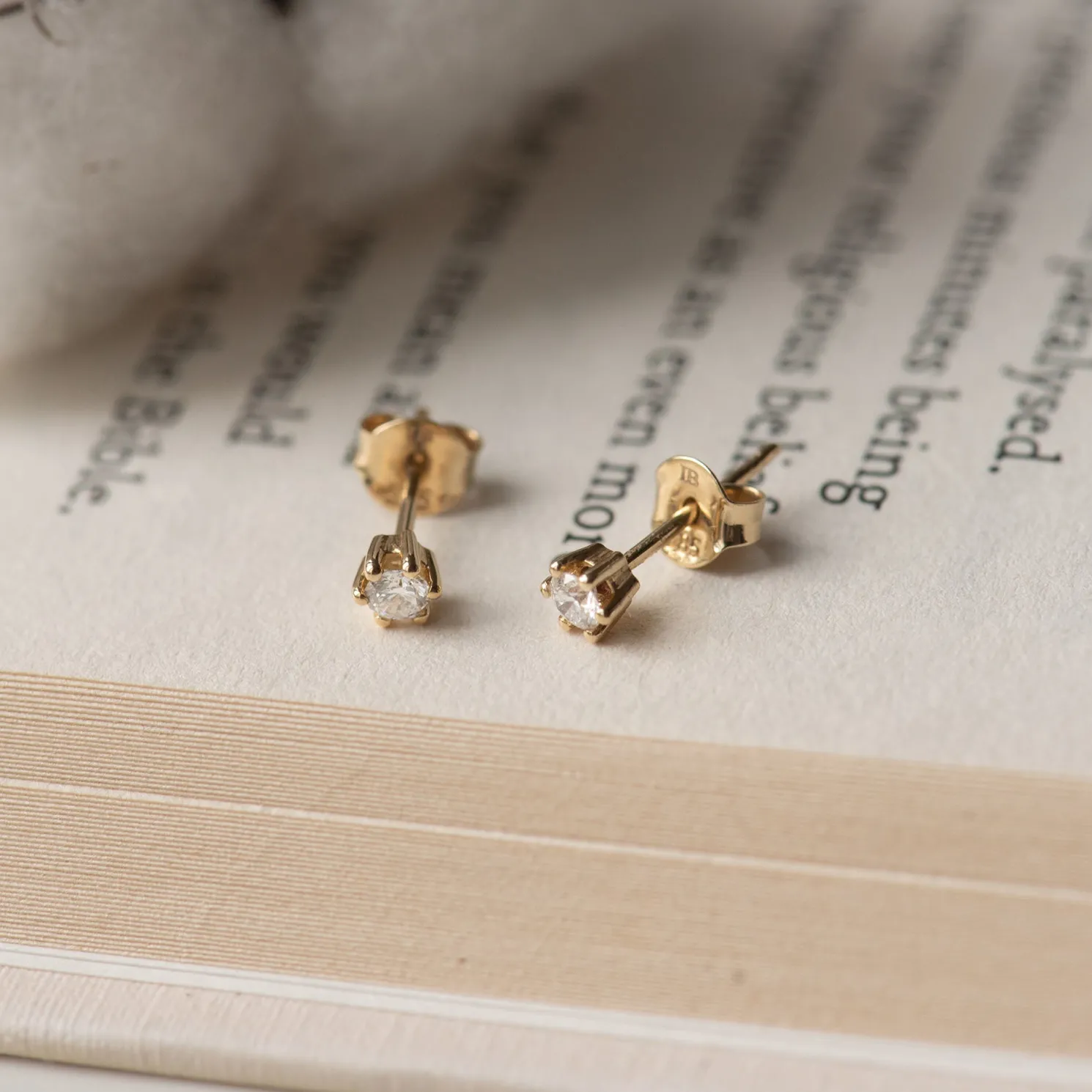 De la Paix Emily 14 karaat gouden oorknoppen met diamant 0.10 karaat