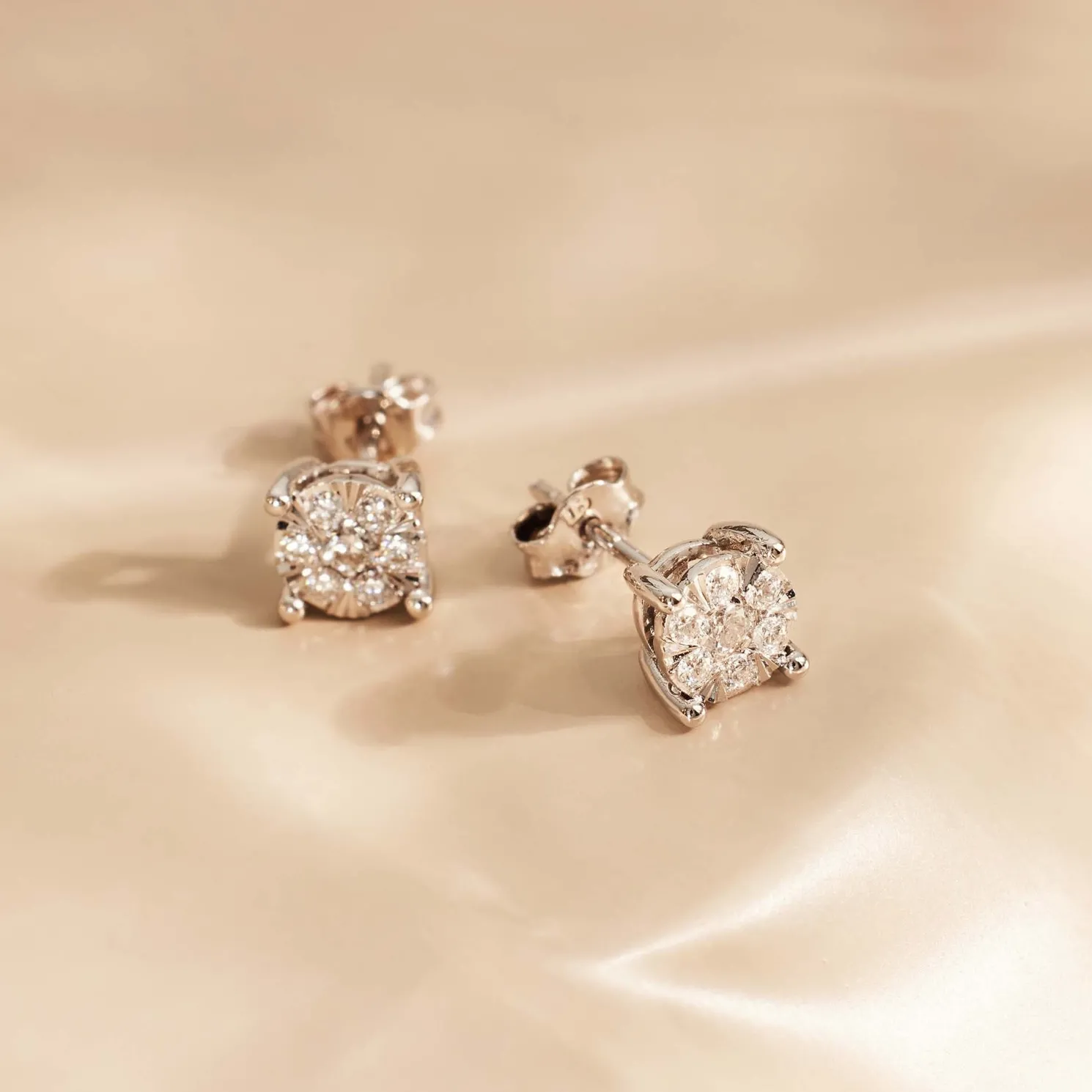 De la Paix Hanaé 14 karaat witgouden oorknoppen met diamant 0.16 karaat