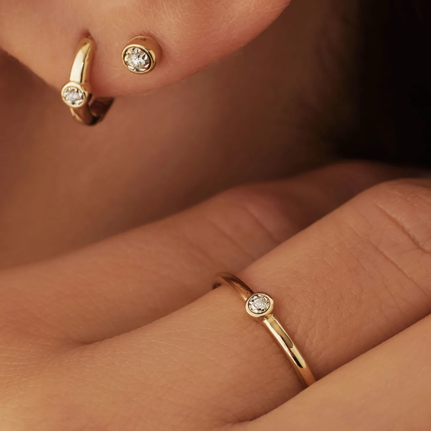 De la Paix Inaya 14 karaat gouden oorknoppen met diamant 0.04 karaat