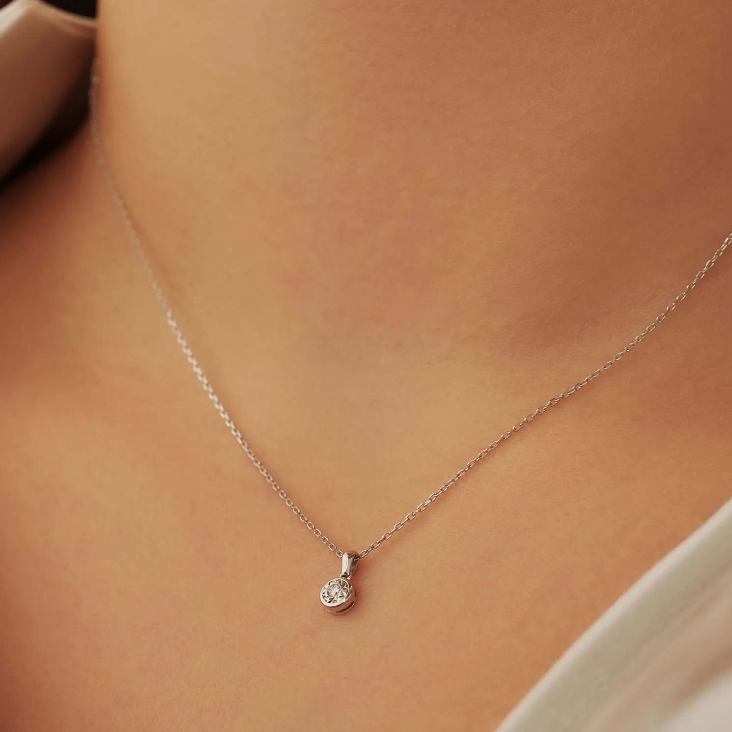 De la Paix Inaya 14 karaat witgouden collier met diamant 0.03 karaat