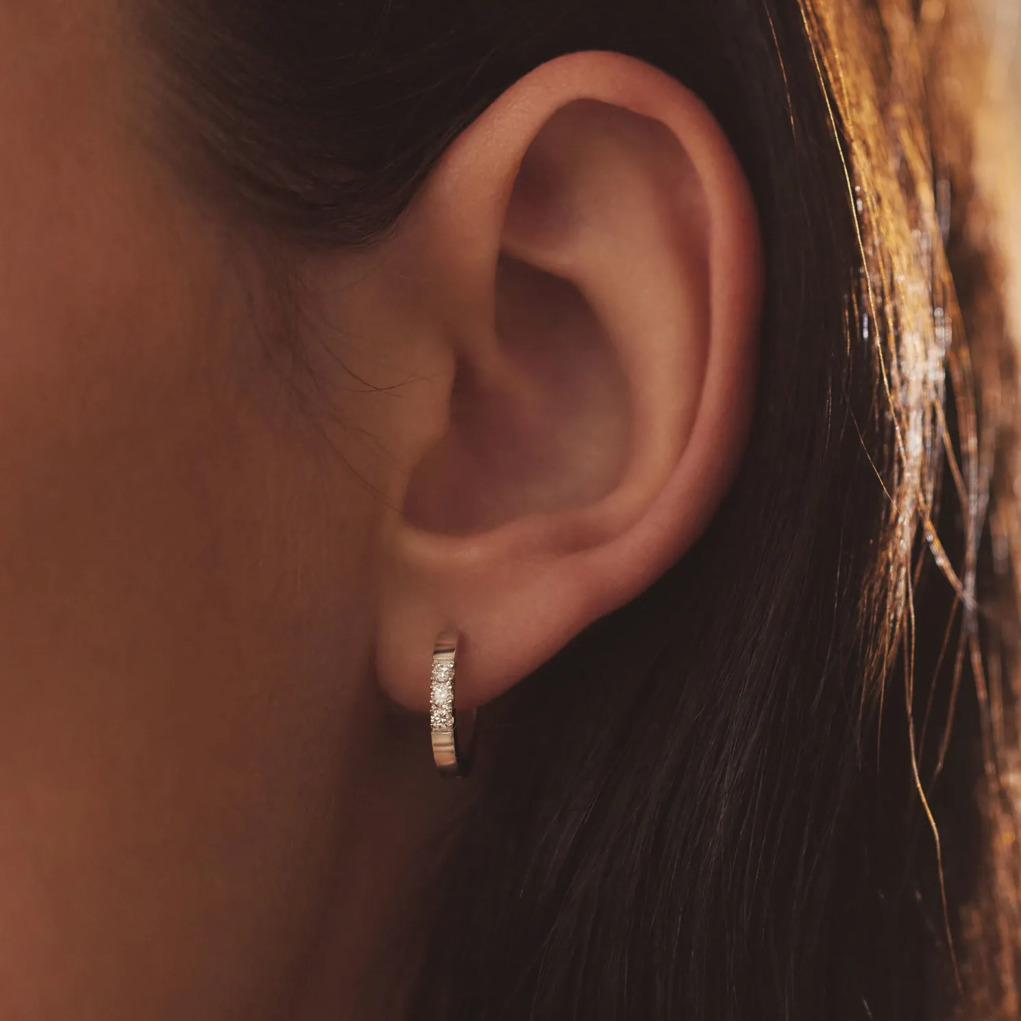 De la Paix Madeline 14 karaat witgouden creolen met diamant 0.15 karaat