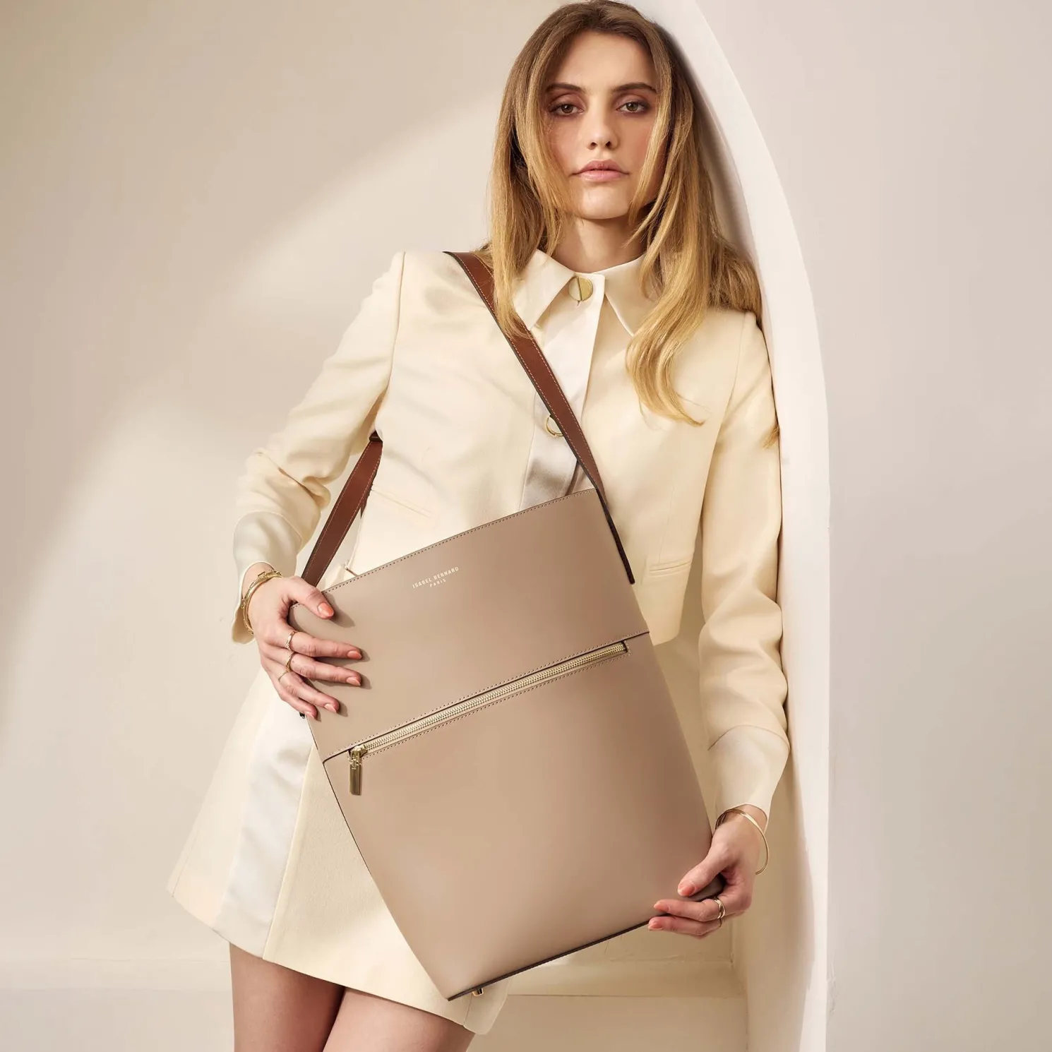 Honoré Flora taupe leren schoudertas van kalfsleer met laptopvak