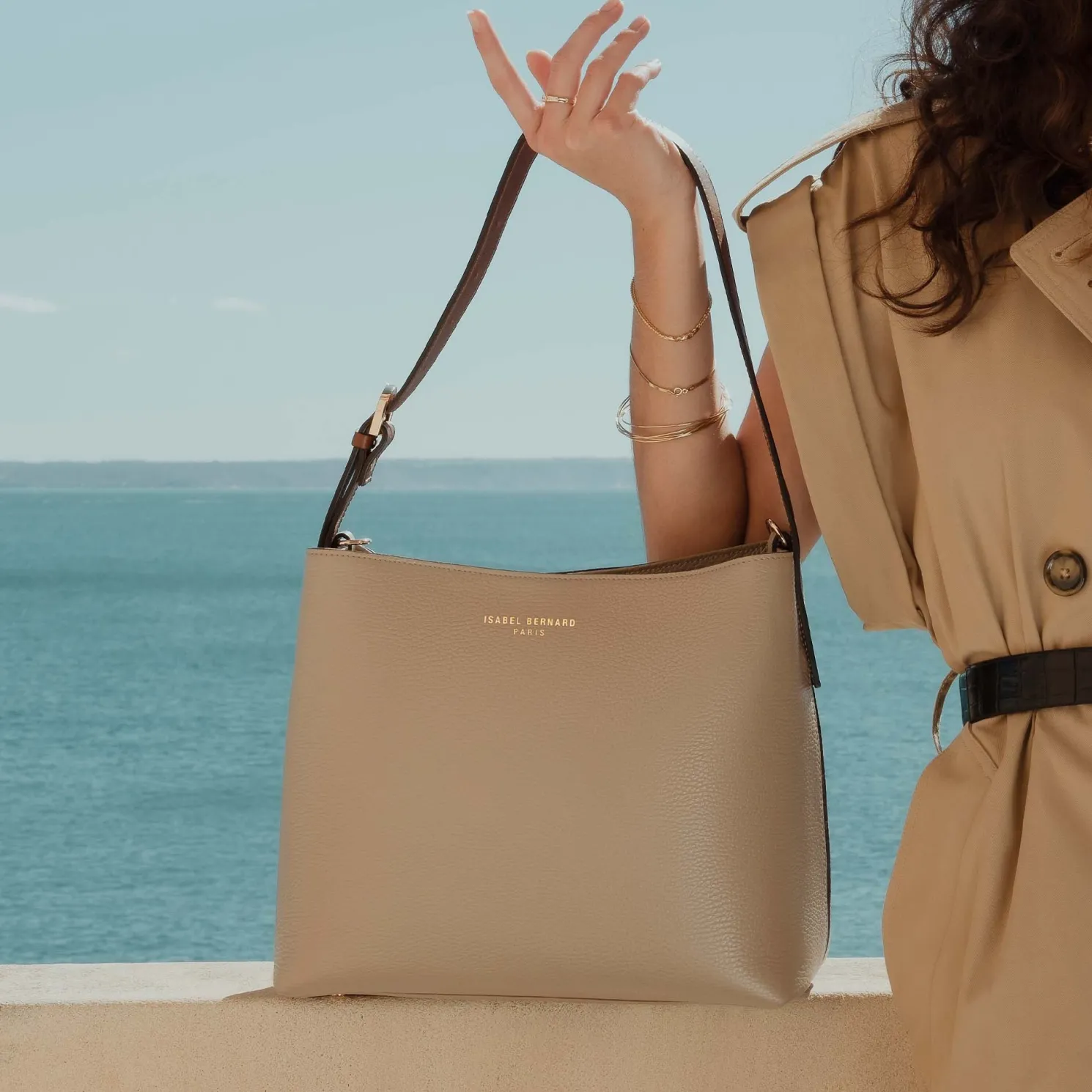 Honoré Adriane Midi taupe leren schoudertas van kalfsleer