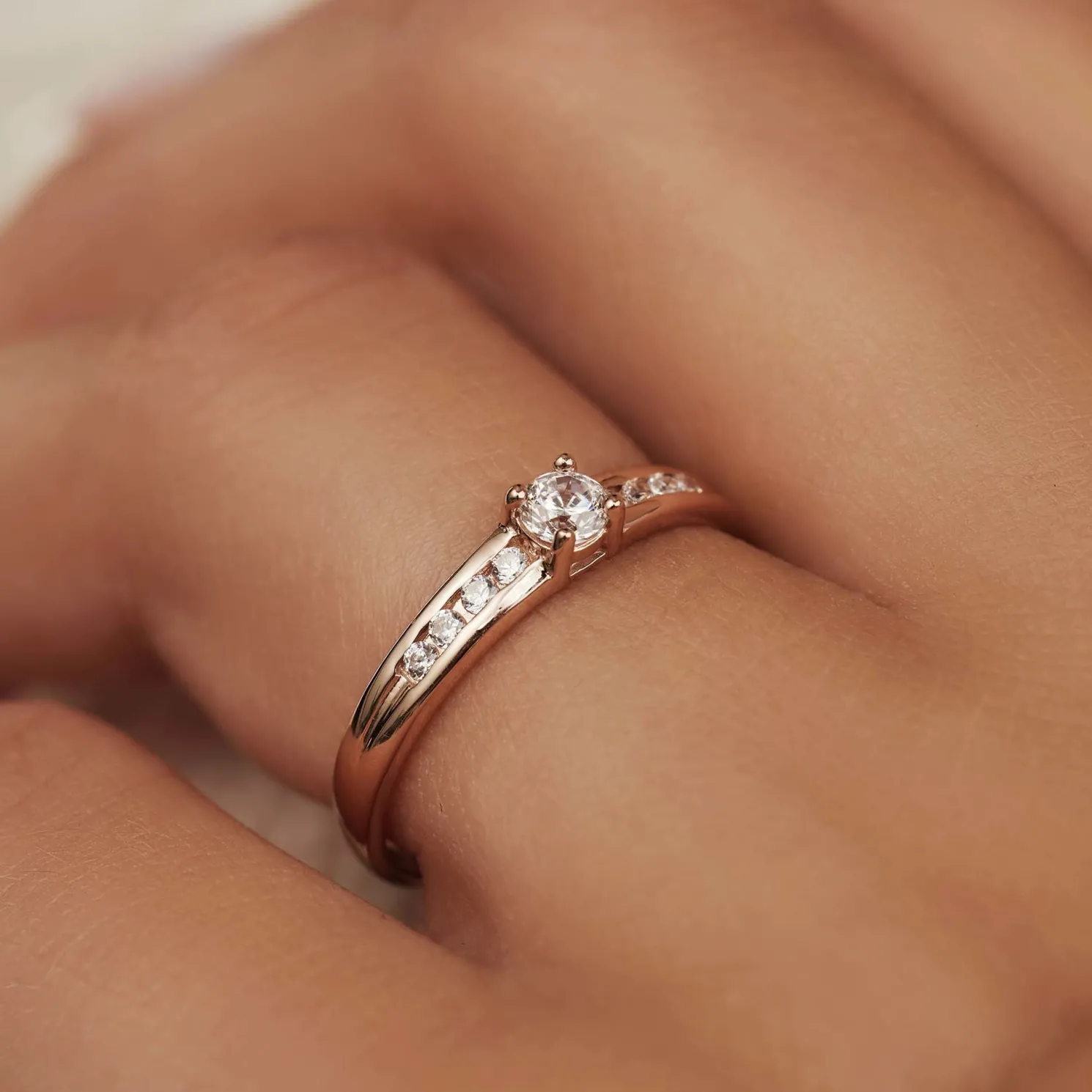 La Concorde Estee 14 karaat rosé gouden ring met zirkonia steentjes