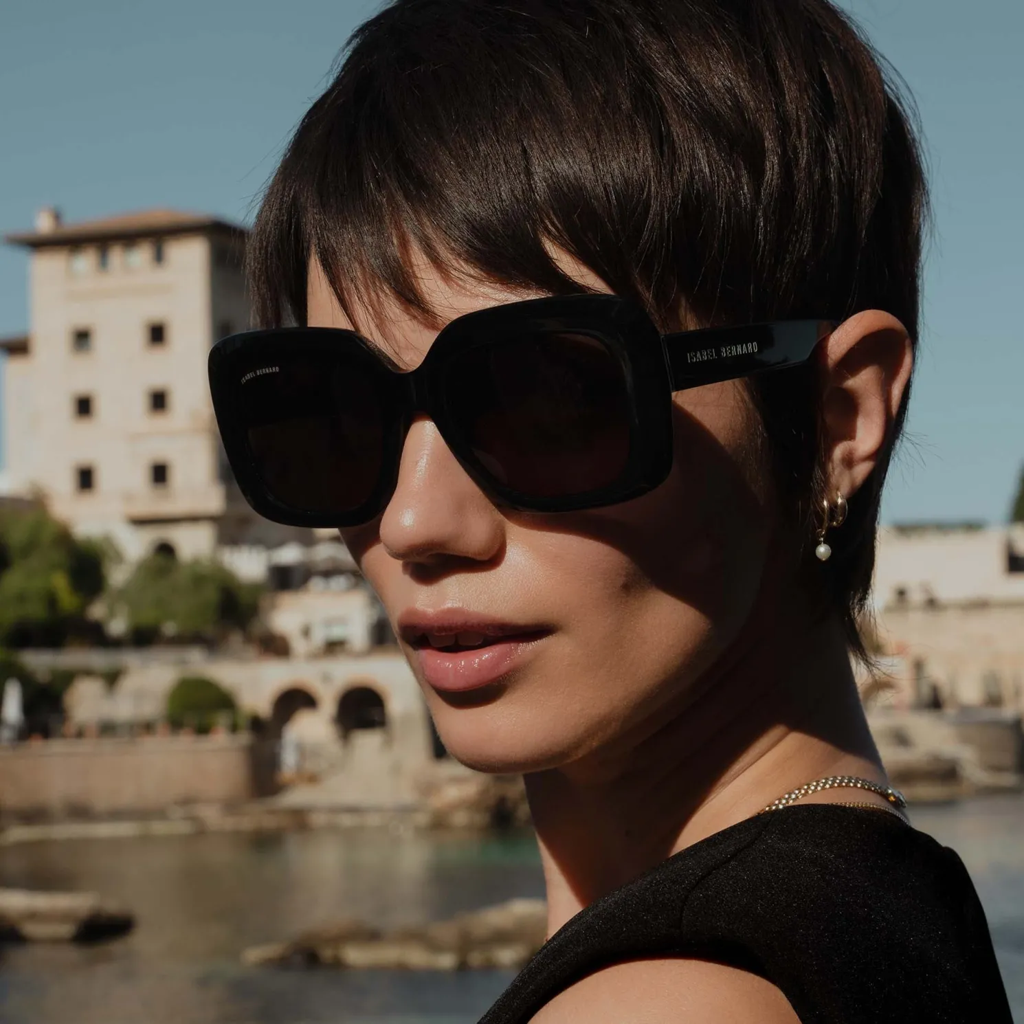 La Villette Rive zwarte vierkante zonnebril met zwarte glazen