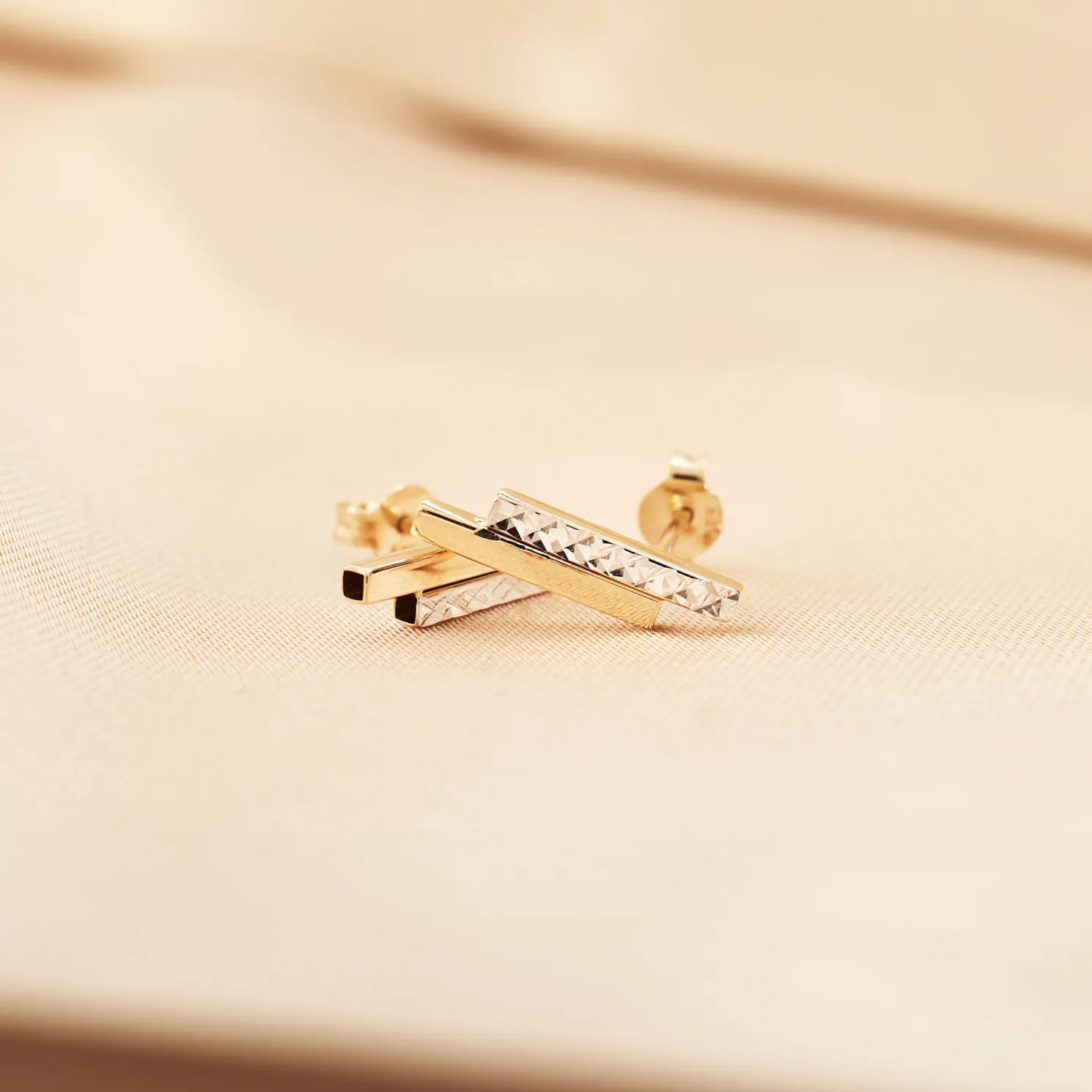 Le Marais Alice 14 karaat gouden oorknoppen met diamond cut