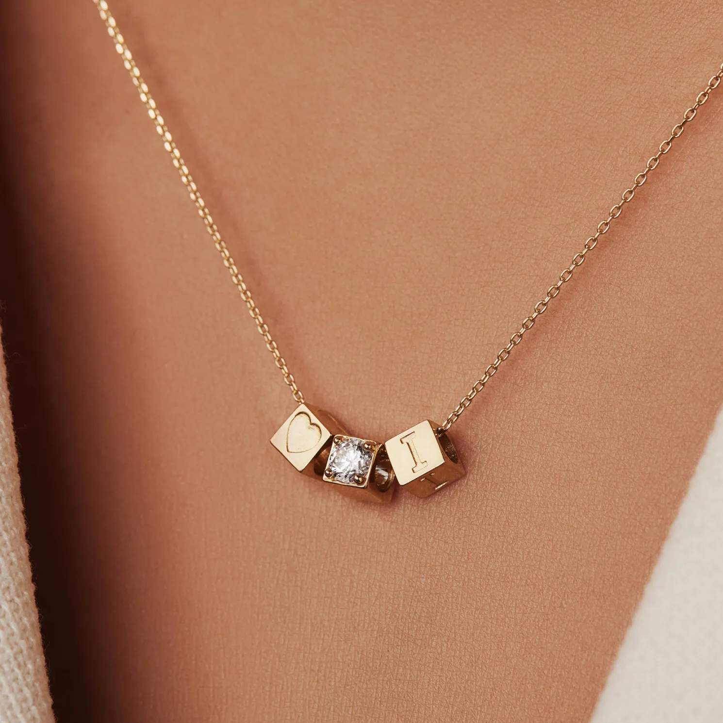 Le Marais Felie 14 karaat gouden kubus bedel met hartje