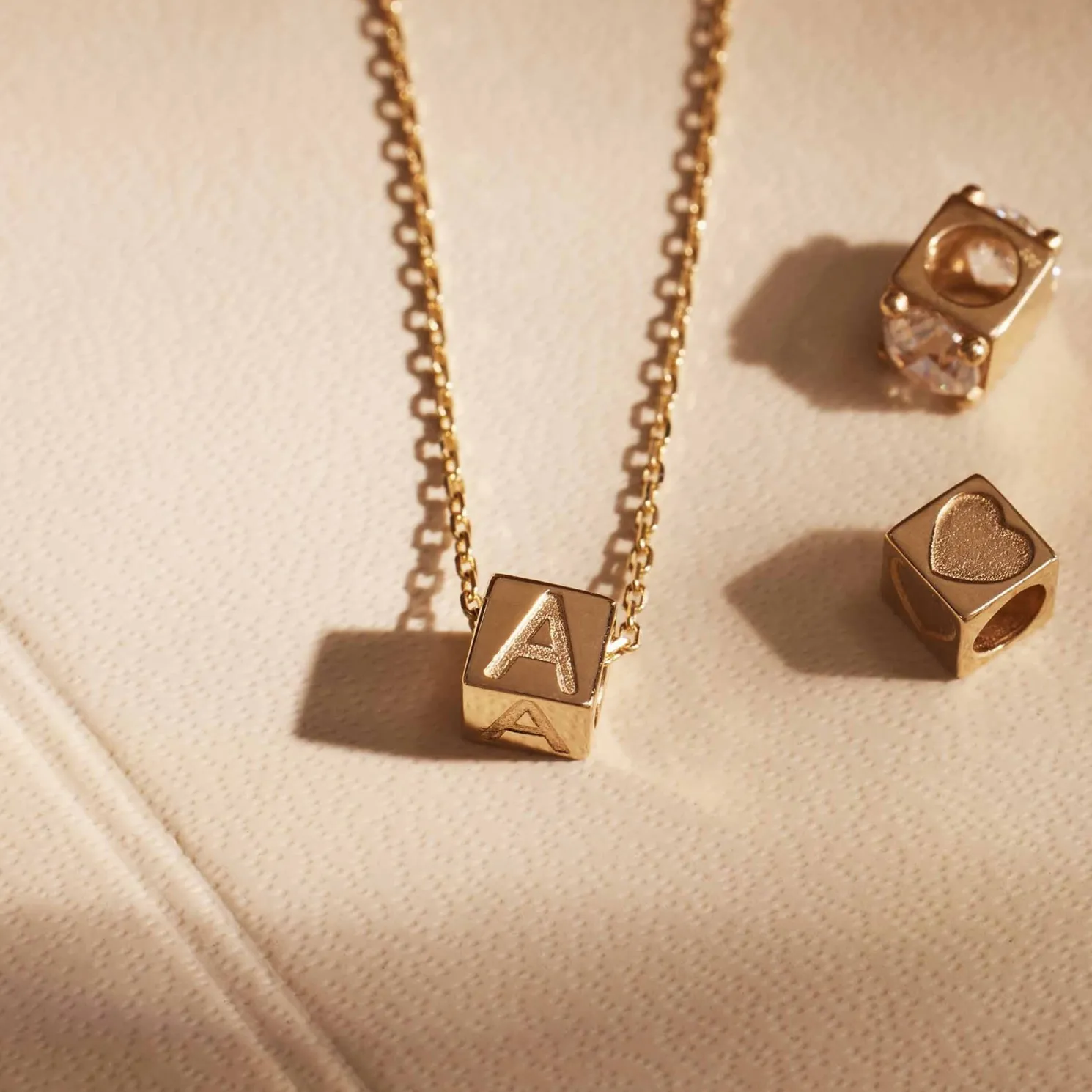 Le Marais Felie 14 karaat gouden kubus initial bedel met letter