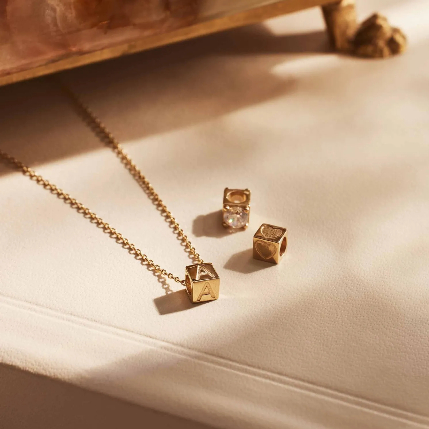 Le Marais Felie 14 karaat gouden kubus initial bedel met letter