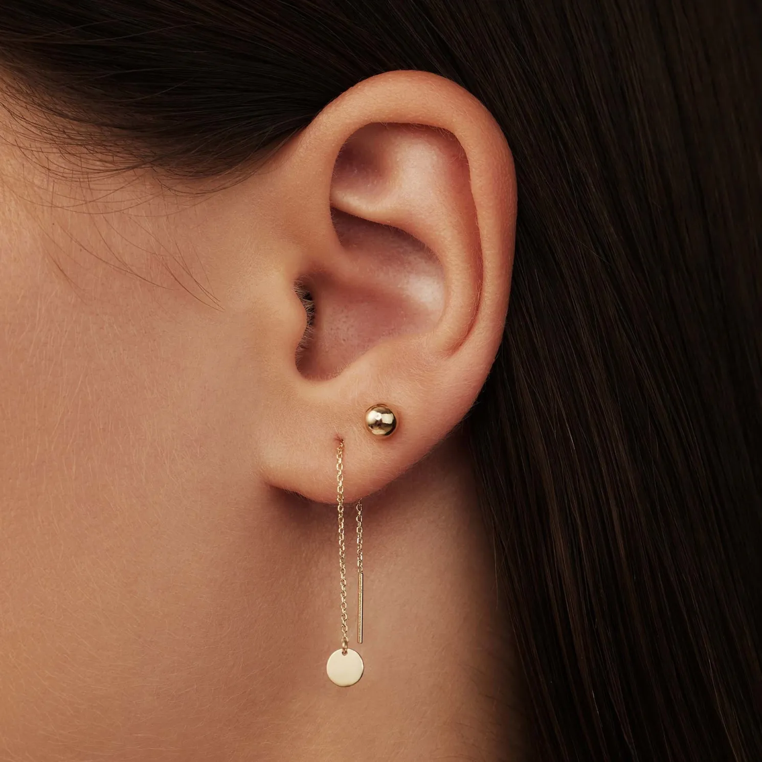 Le Marais Jeanne 14 karaat gouden doortrek oorbellen met muntje