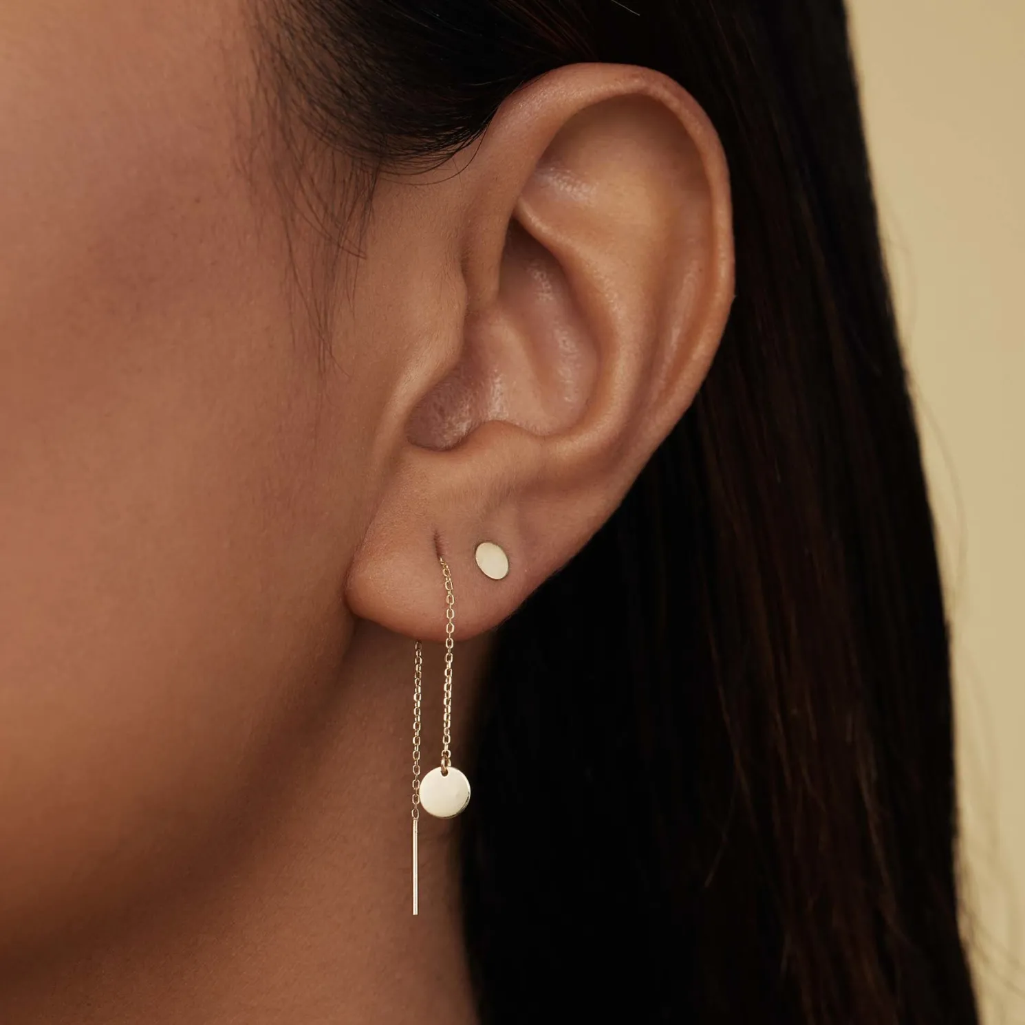 Le Marais Jeanne 14 karaat gouden doortrek oorbellen met muntje