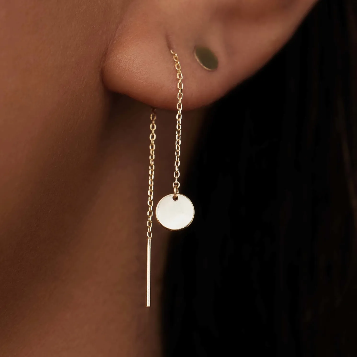 Le Marais Jeanne 14 karaat gouden doortrek oorbellen met muntje