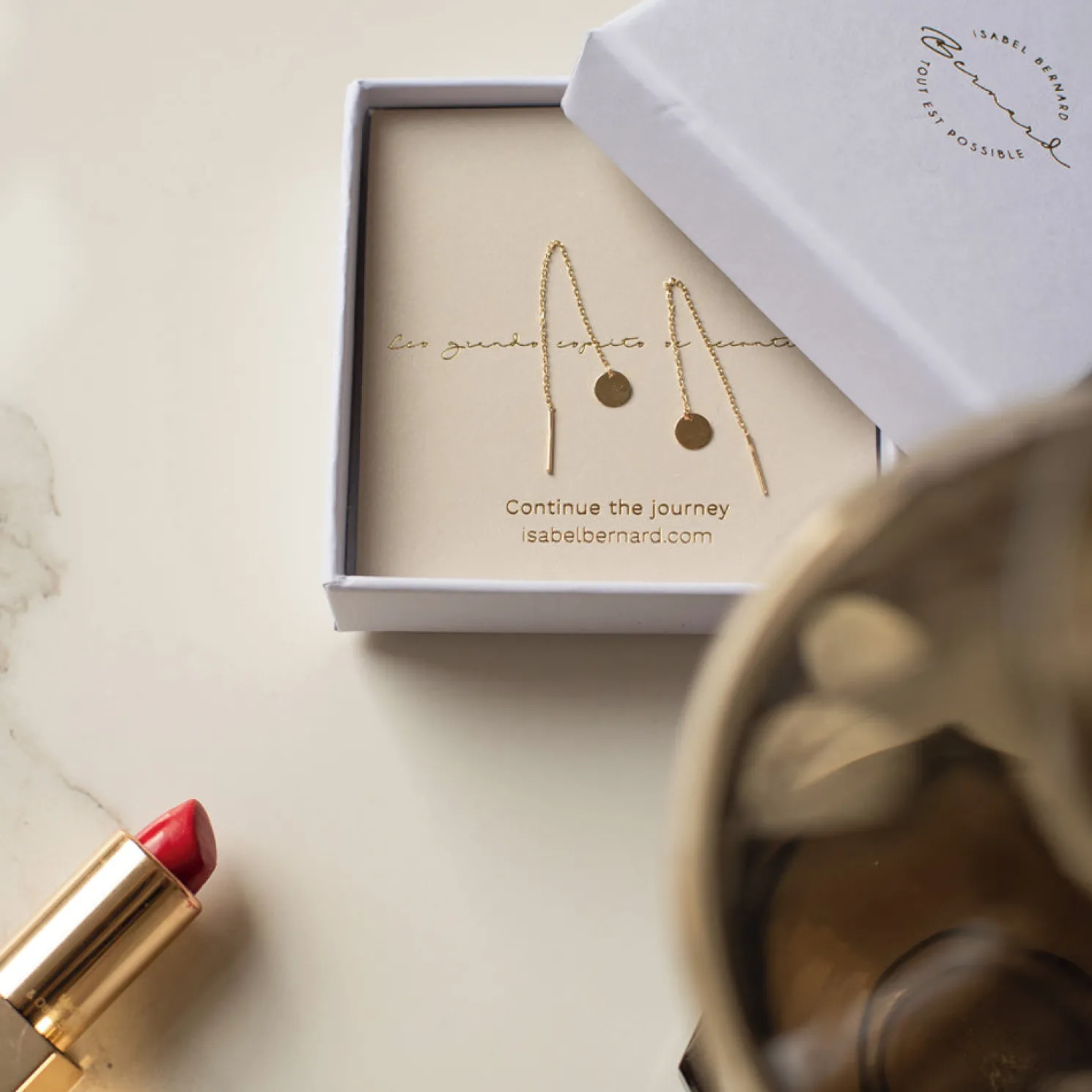 Le Marais Jeanne 14 karaat gouden doortrek oorbellen met muntje