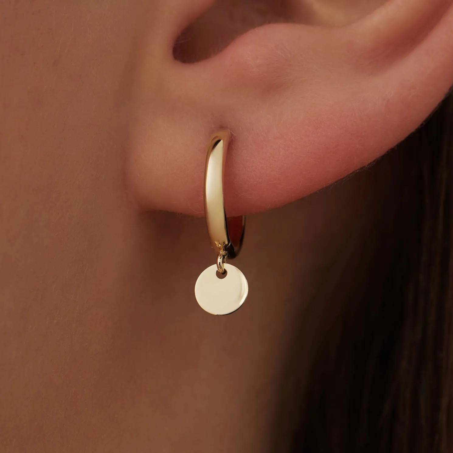 Le Marais Jeanne 14 karaat gouden creolen met muntje