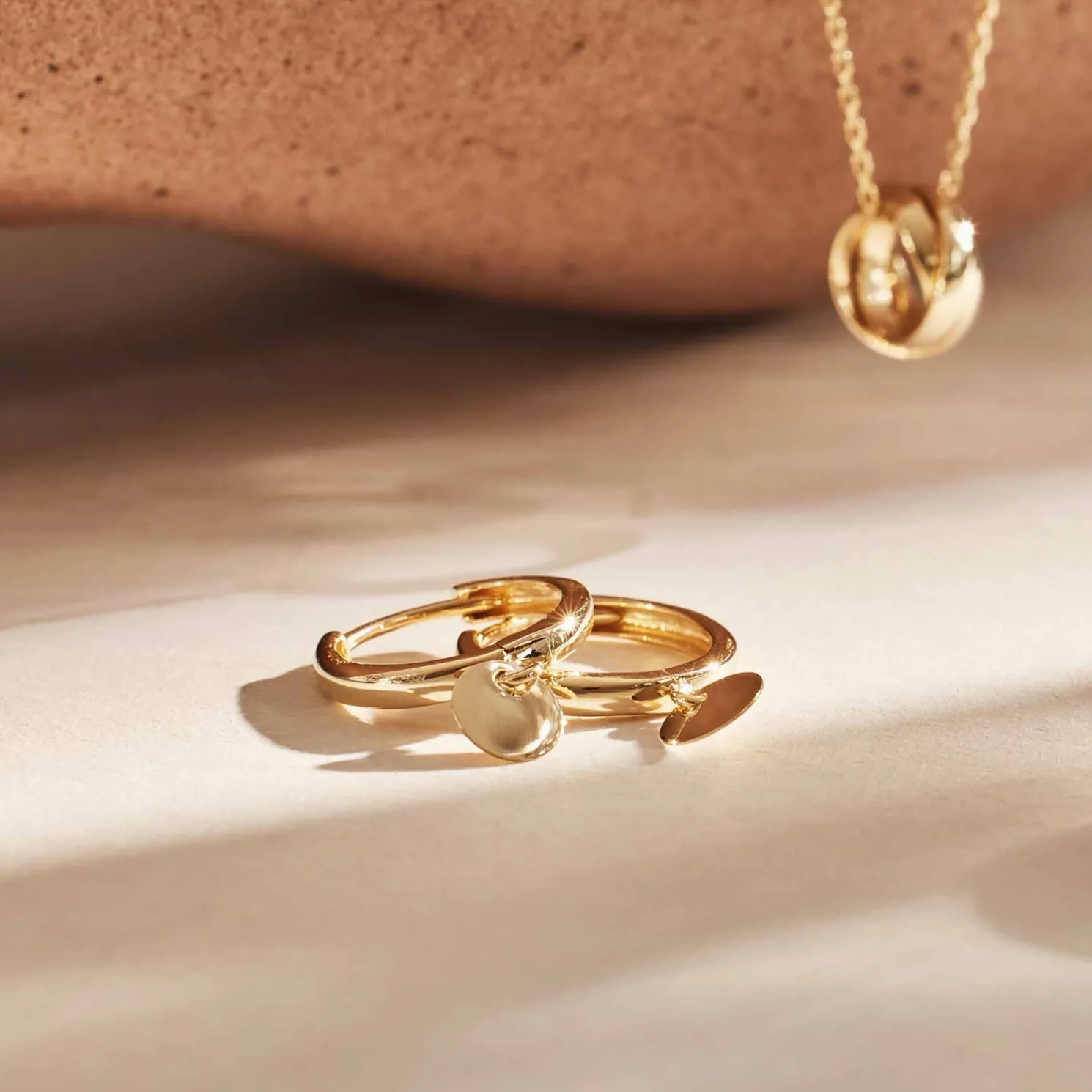 Le Marais Jeanne 14 karaat gouden creolen met muntje