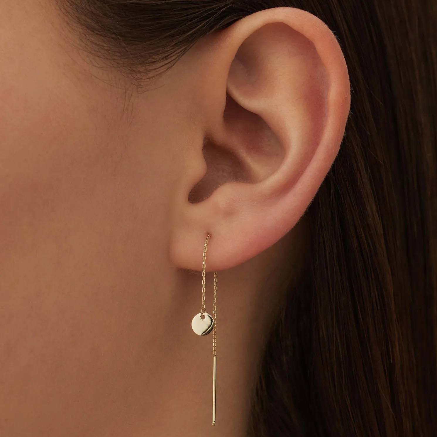 Le Marais Jeanne 14 karaat gouden doortrek oorbellen met muntje