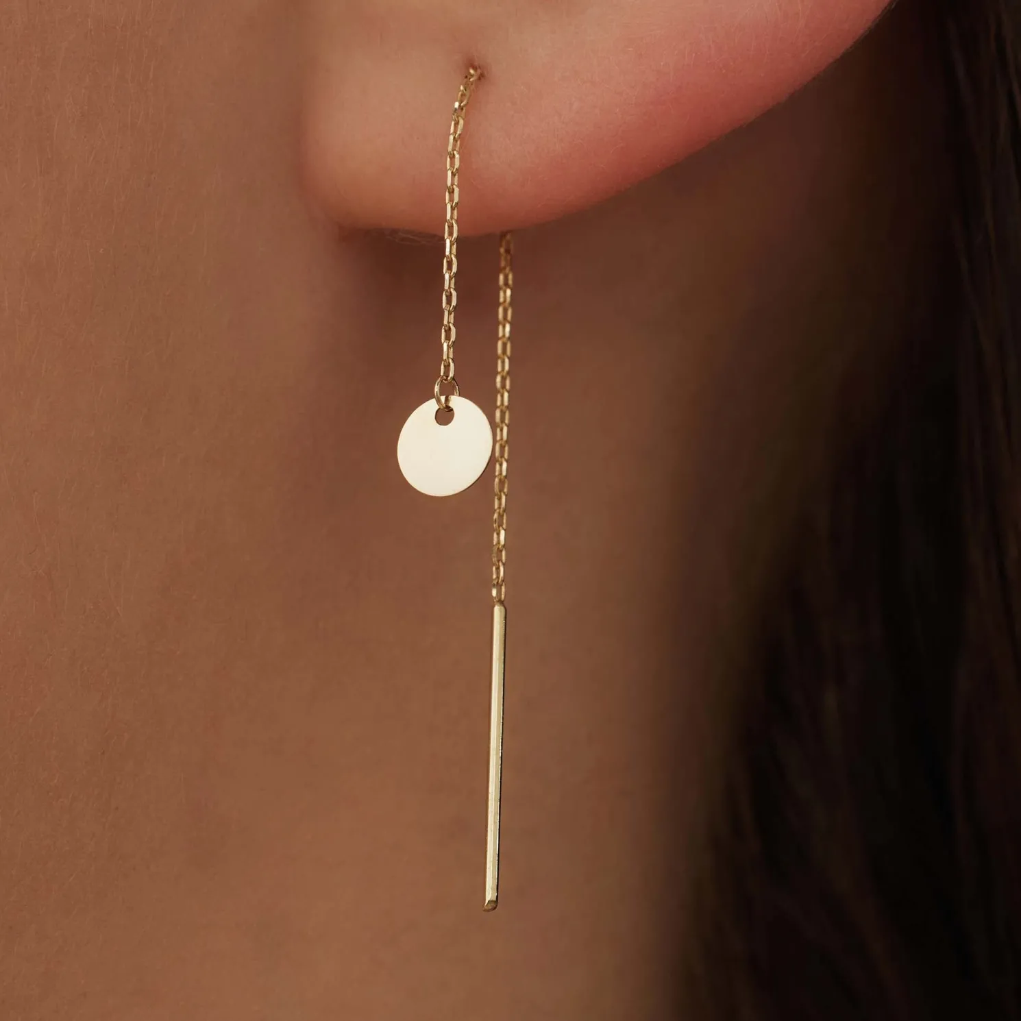 Le Marais Jeanne 14 karaat gouden doortrek oorbellen met muntje