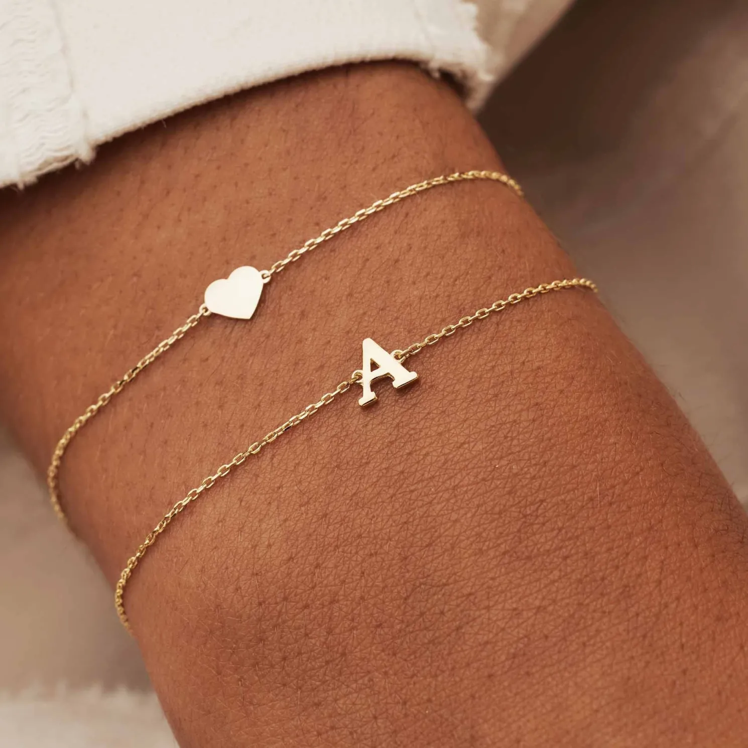 Le Marais Rachel 14 karaat gouden initial armband met letter