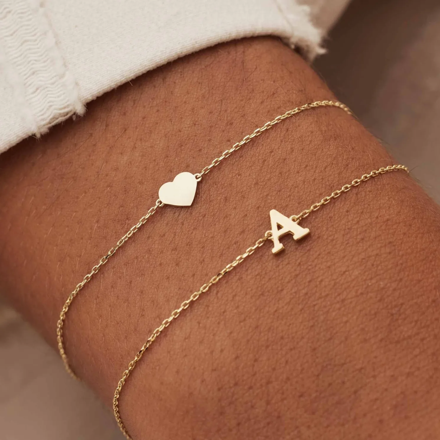 Le Marais Rachel 14 karaat gouden initial armband met letter
