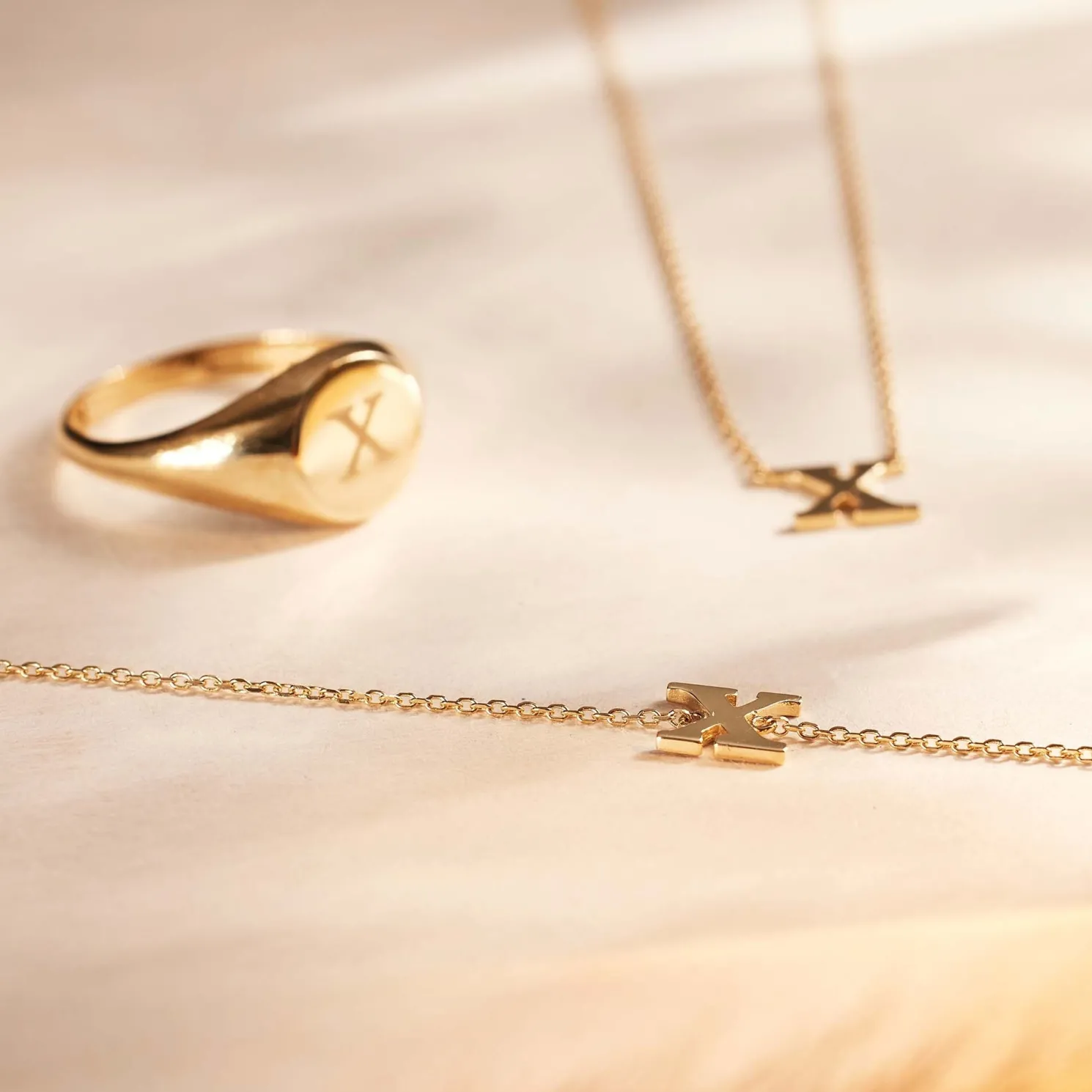 Le Marais Rachel 14 karaat gouden initial armband met letter