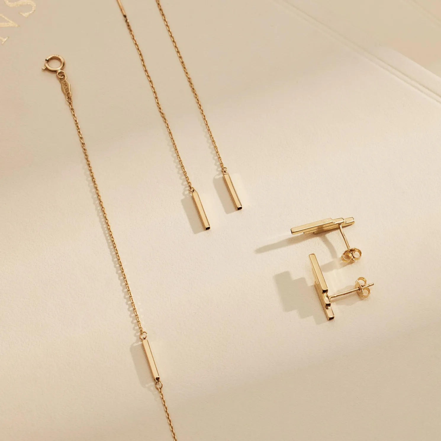 Le Marais Rosalie 14 karaat gouden doortrek oorbellen met staafje