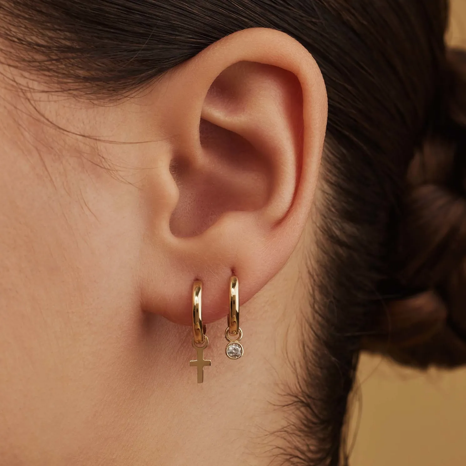 Monceau Solange 14 karaat gouden creolen met kruisje