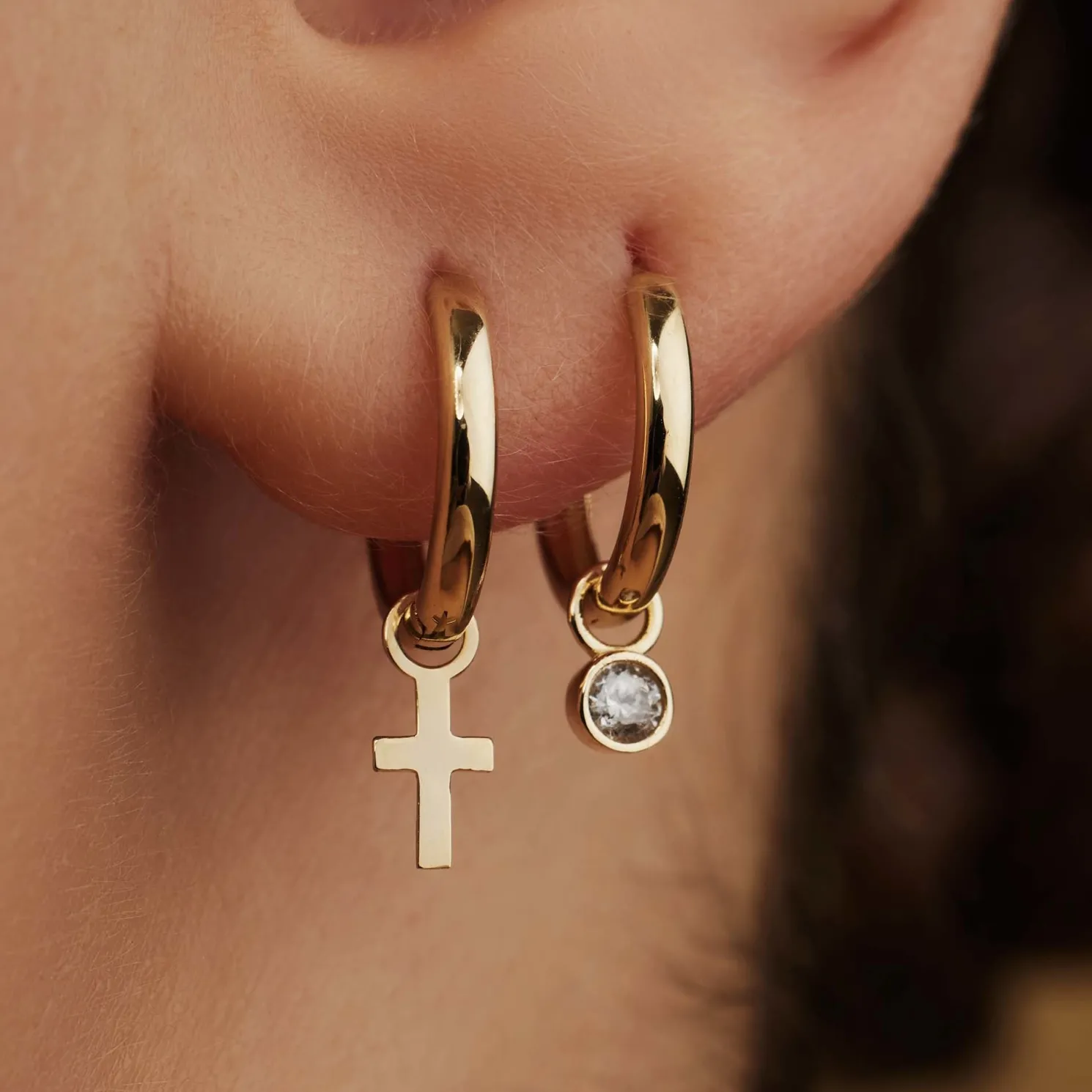 Monceau Solange 14 karaat gouden creolen met kruisje