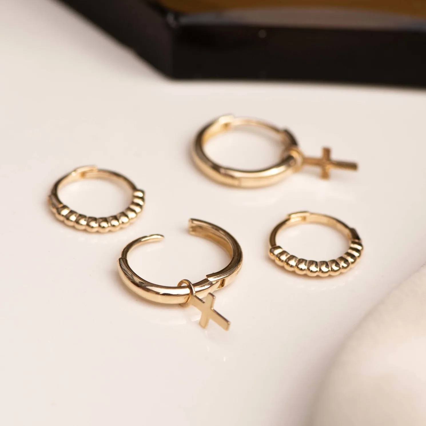 Monceau Solange 14 karaat gouden creolen met kruisje