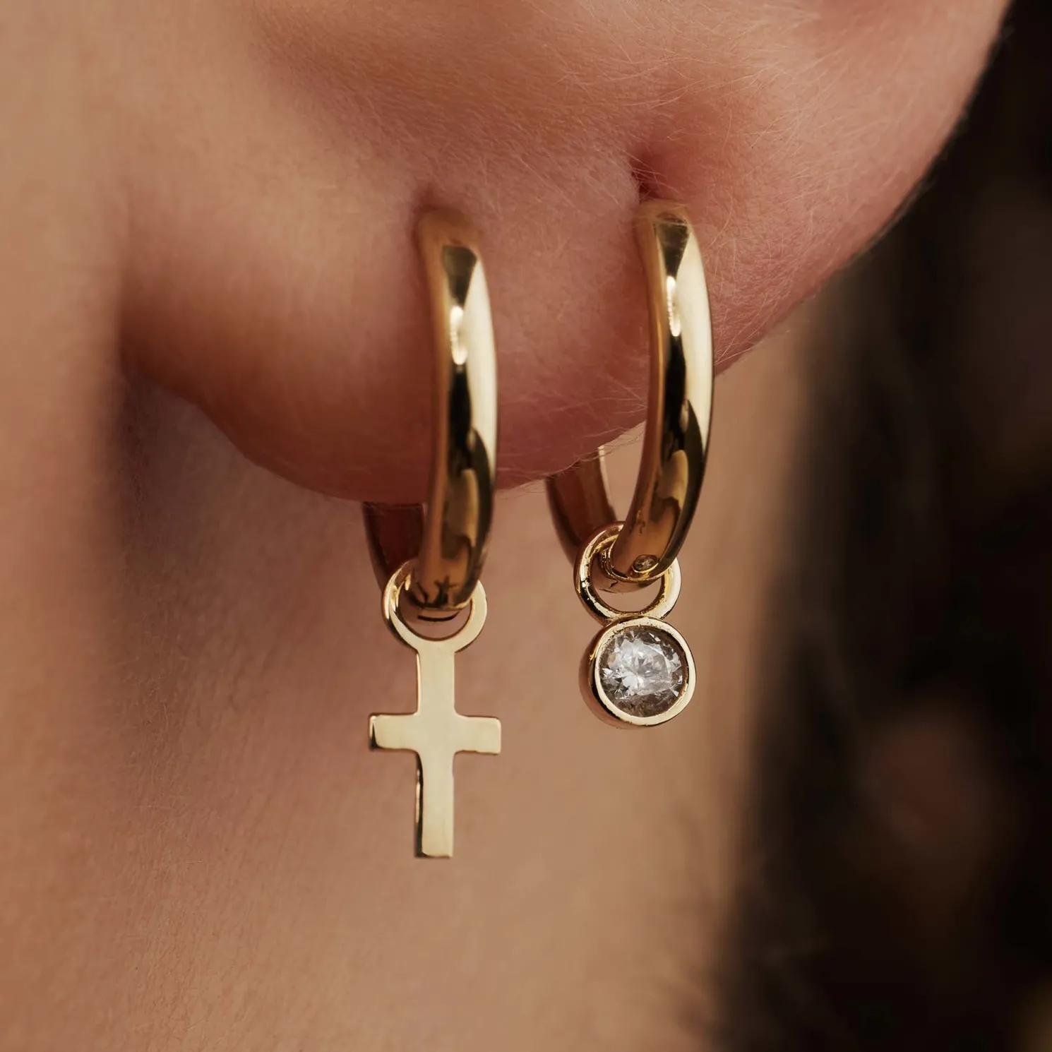 Rivoli Aélys 14 karaat gouden creolen met zirkonia steentje