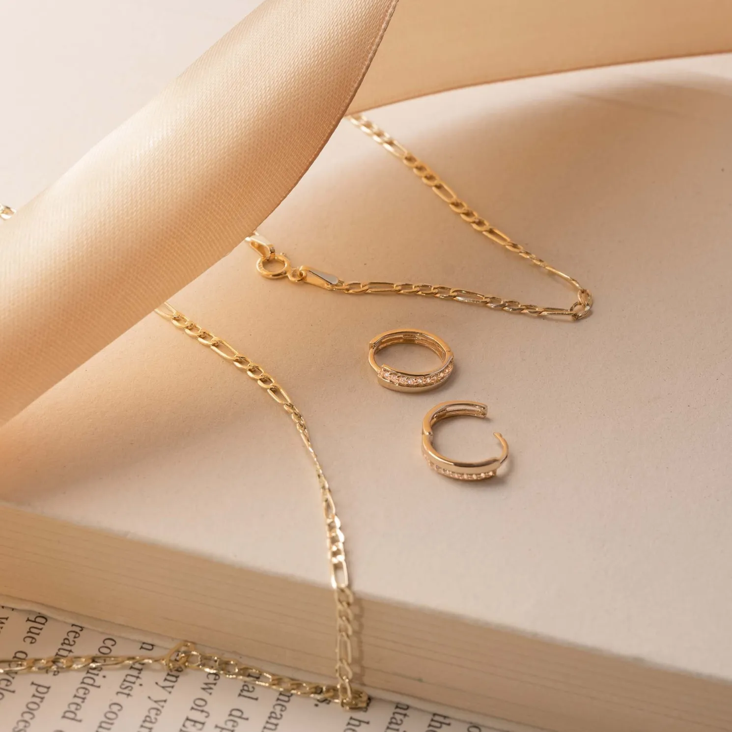 Rivoli Esmée 14 karaat gouden creolen met zirkonia steentjes