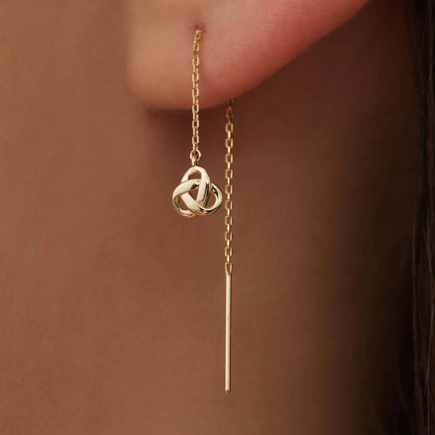 Rivoli Méline 14 karaat gouden doortrek oorbellen met knoopje