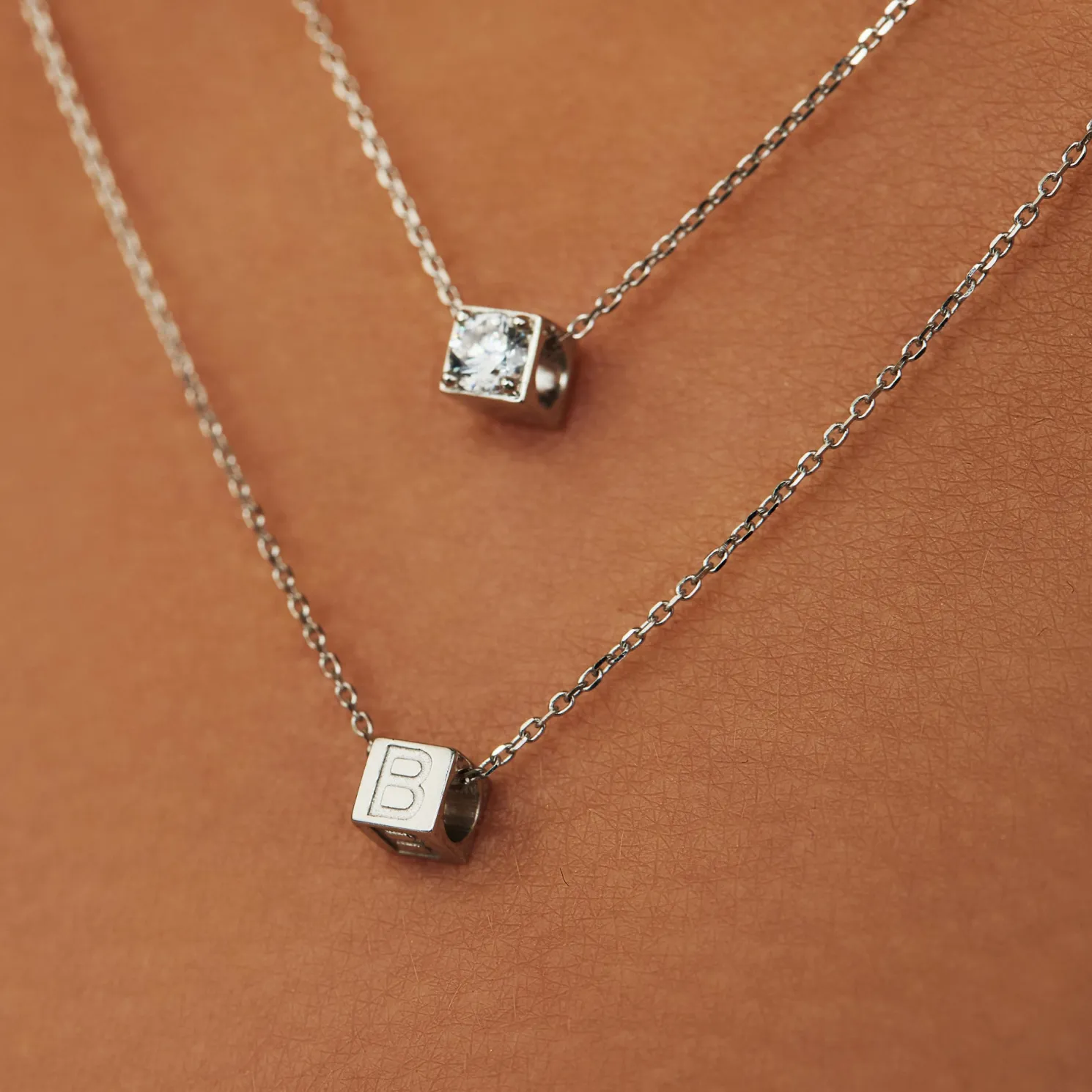 Saint Germain Felie 14 karaat witgouden kubus bedel met hartje