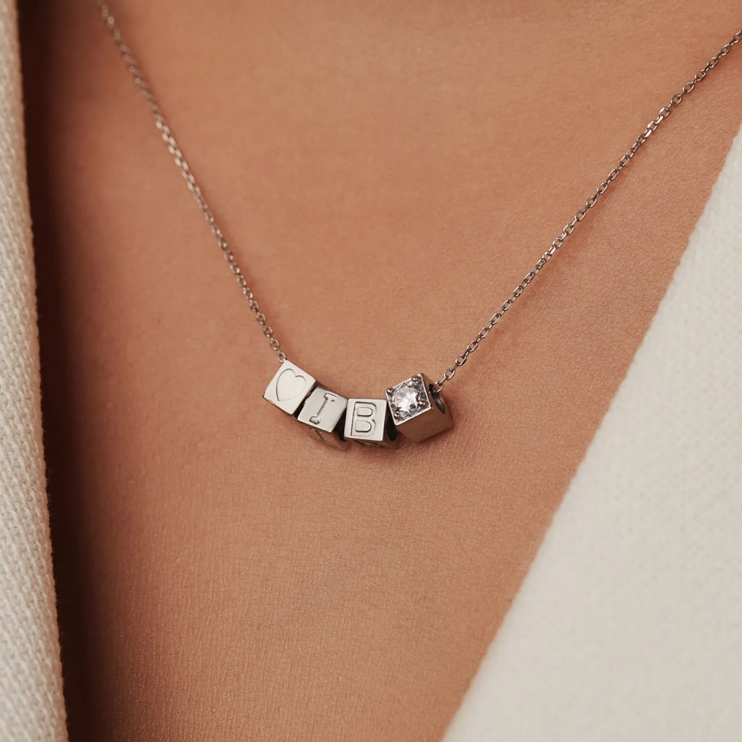 Saint Germain Felie 14 karaat witgouden kubus initial bedel met letter