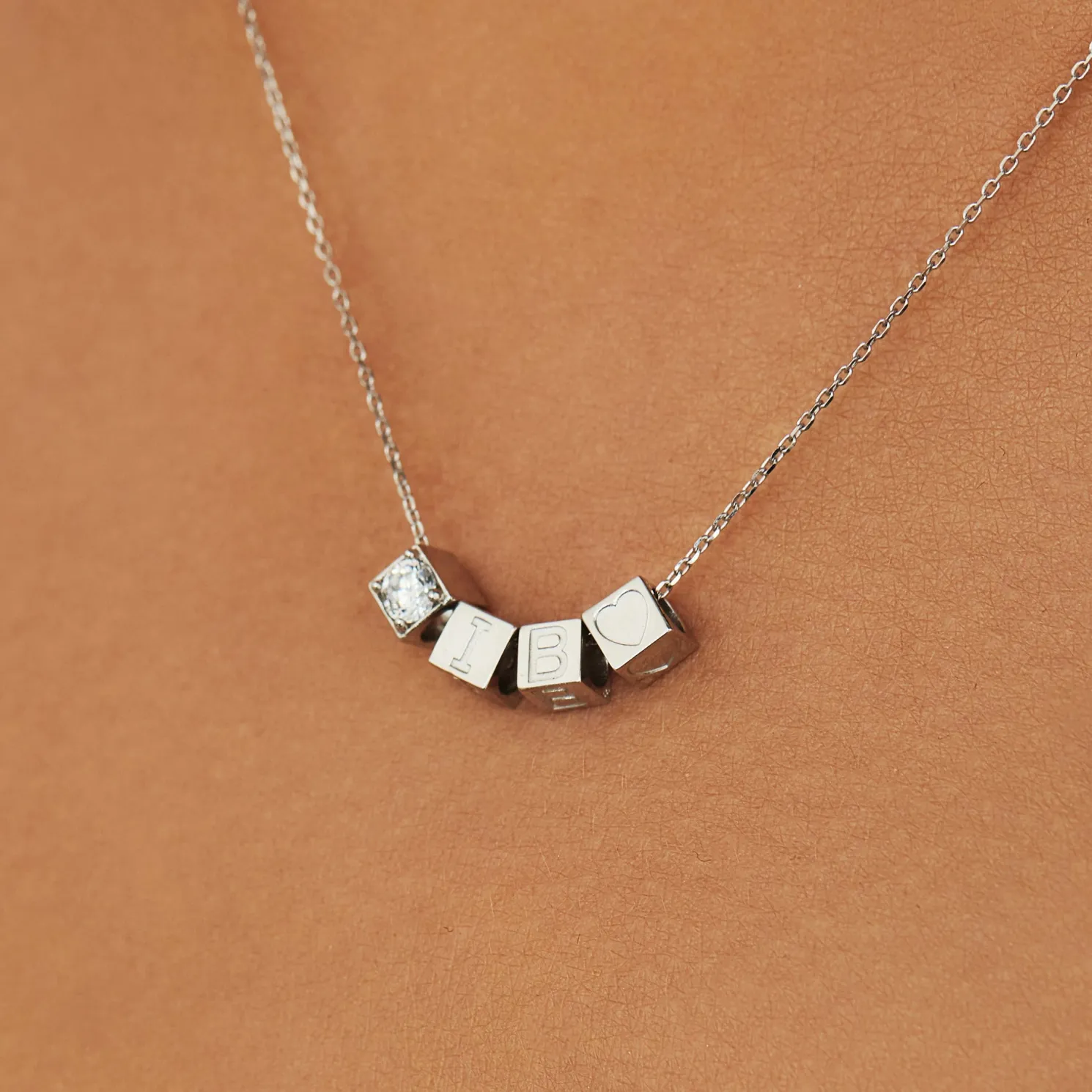 Saint Germain Felie 14 karaat witgouden kubus initial bedel met letter