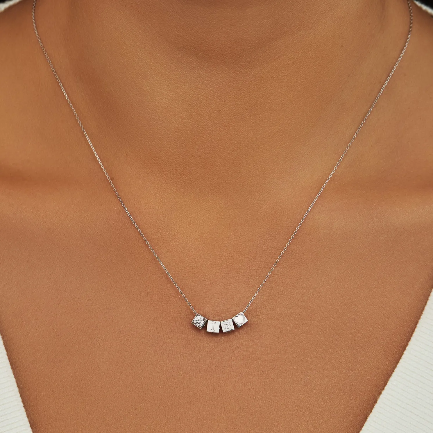 Saint Germain Felie 14 karaat witgouden kubus initial bedel met letter