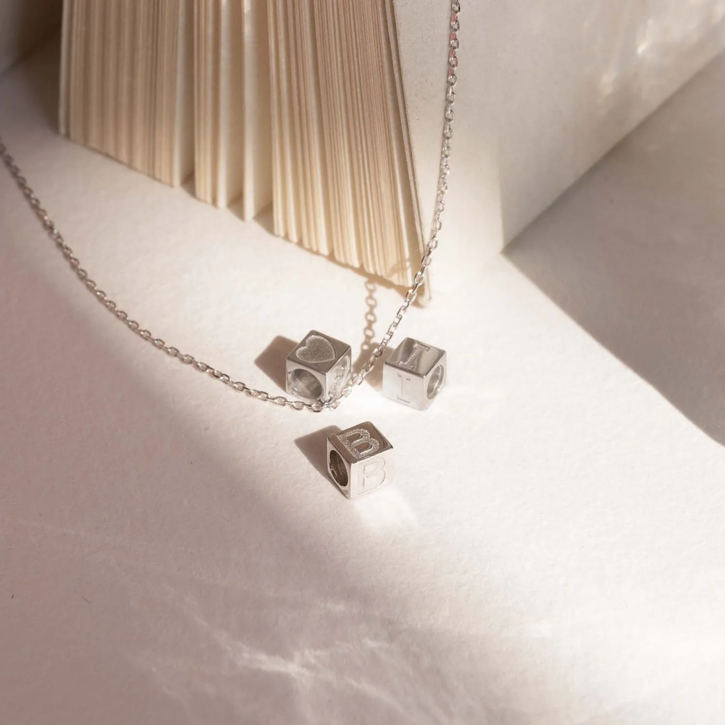 Saint Germain Felie 14 karaat witgouden kubus initial bedel met letter