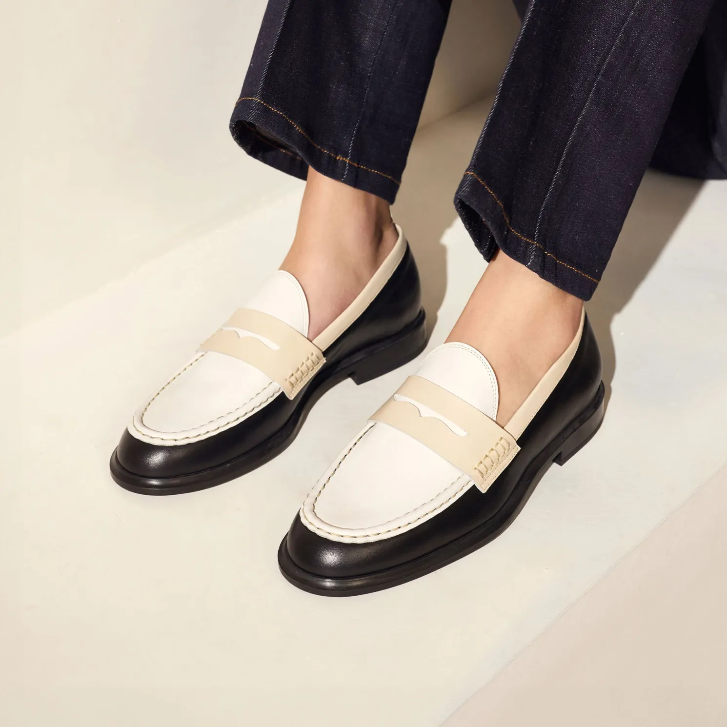 Vendôme Blandine zwart en wit leren loafers van kalfsleer met witte details